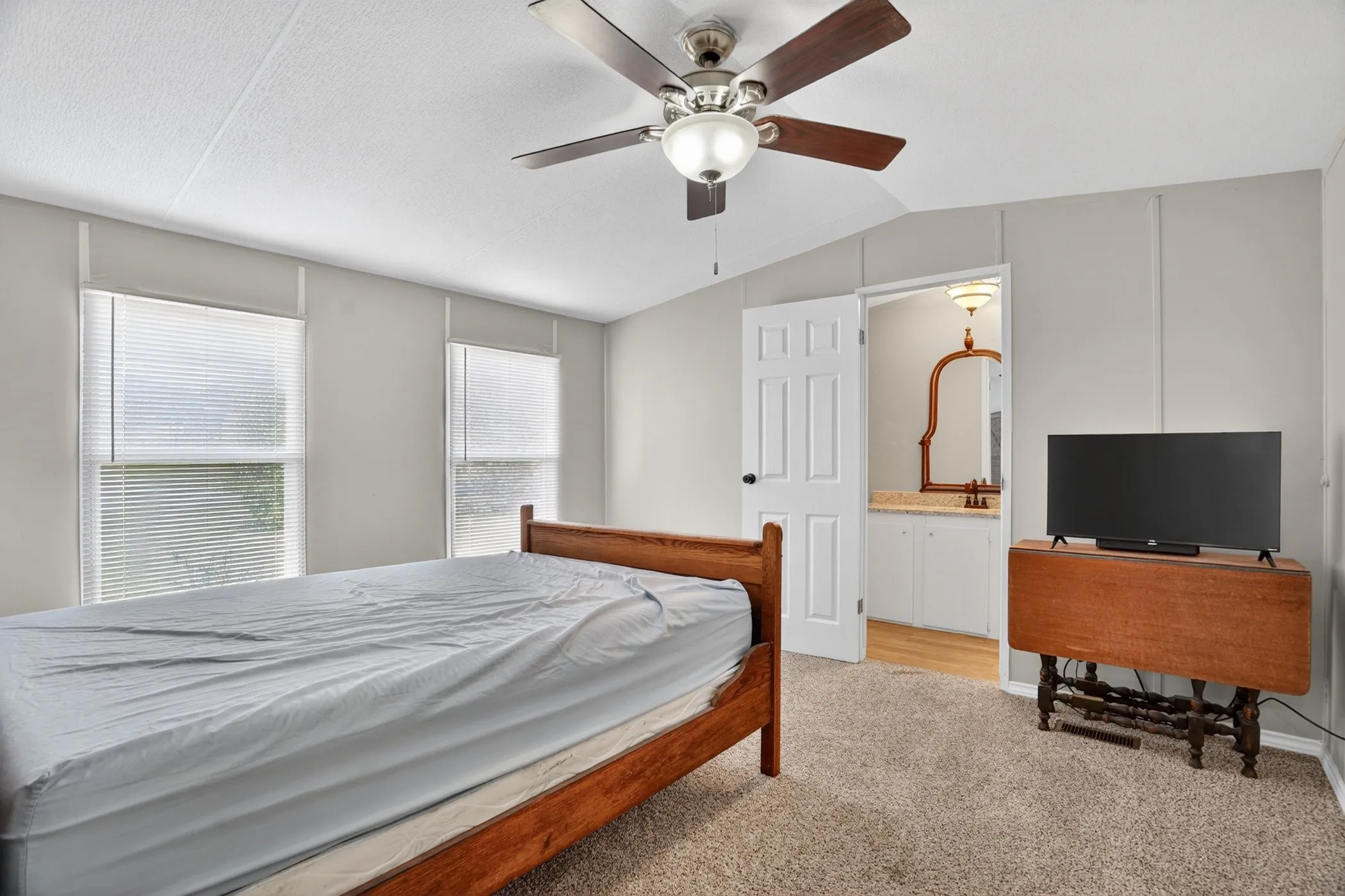 Mobile Home For Sale in Hood County , 7601 River Run, Granbury, Texas 76049, 2 Bedroom, 2 Bathroom, Garage spaces, 896 Sqft, built in 1995, mls#21276334, Real Estate Agent in Granbury, Homes For Sale in Hood county, Homes For Sale in Granbury, Realtor in Granbury Texas, Real Estate Brokerage Independent Realty Texas, Luminita Cordes Realtor