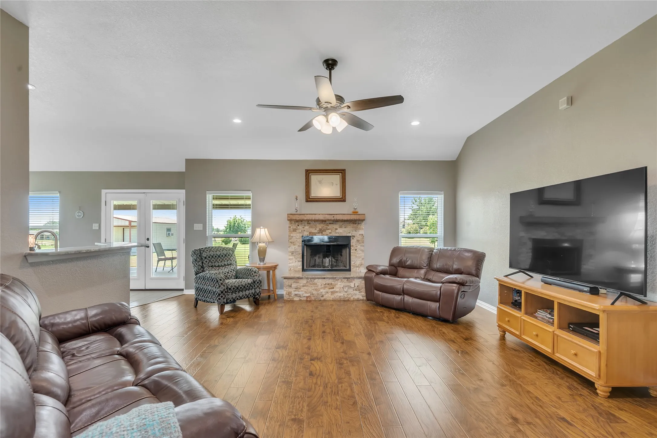 Single Family Residence For Sale in Parker County , 109 Falcons Eye Court, Weatherford, Texas 76087, 3 Bedroom, 2 Bathroom, 2 Garage spaces, 2,059 Sqft, built in 2006, mls#21270222, Real Estate Agent in Weatherford, Homes For Sale in Parker county, Homes For Sale in Weatherford, Realtor in Weatherford Texas, Real Estate Brokerage Independent Realty Texas, Luminita Cordes Realtor