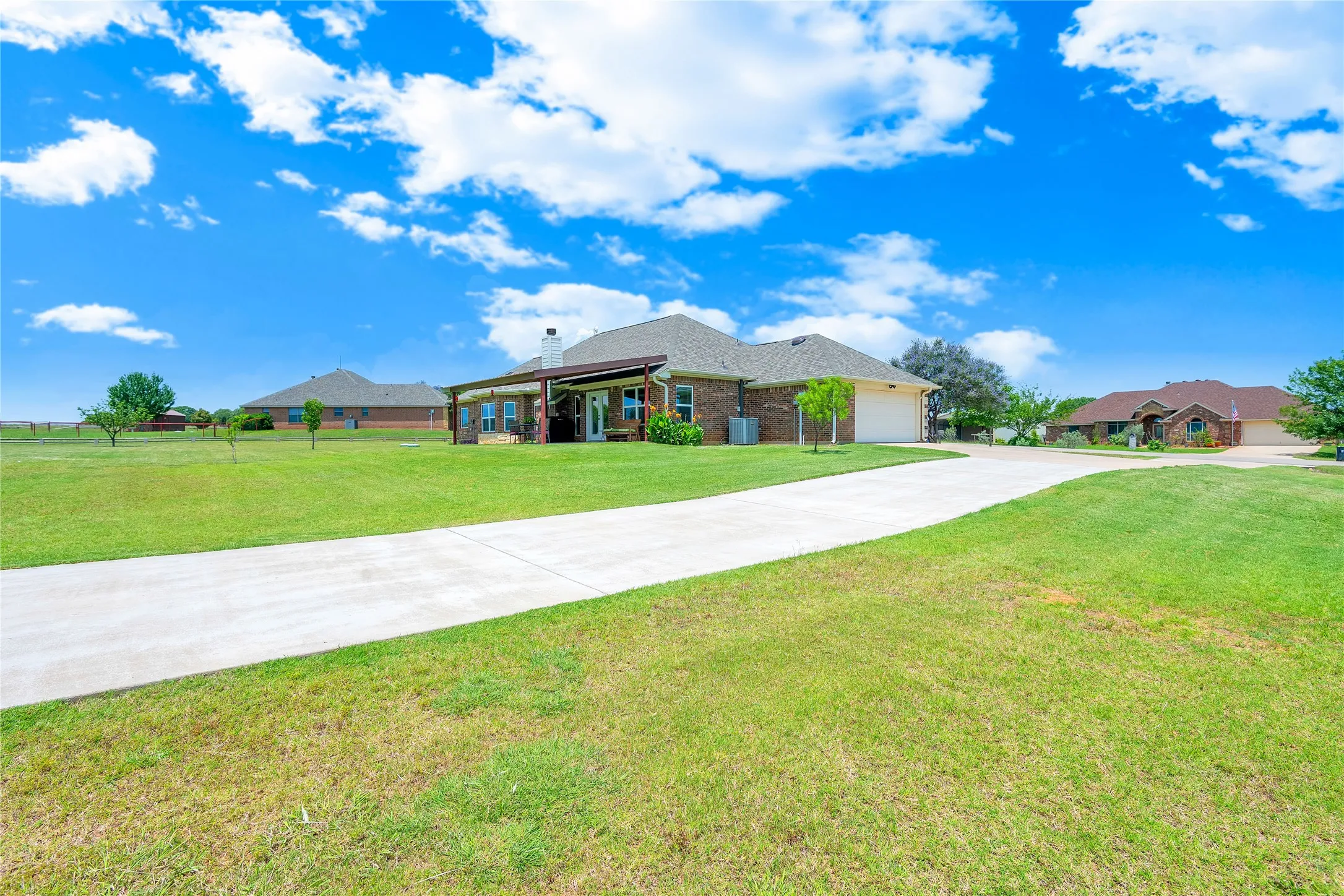 Single Family Residence For Sale in Parker County , 109 Falcons Eye Court, Weatherford, Texas 76087, 3 Bedroom, 2 Bathroom, 2 Garage spaces, 2,059 Sqft, built in 2006, mls#21270222, Real Estate Agent in Weatherford, Homes For Sale in Parker county, Homes For Sale in Weatherford, Realtor in Weatherford Texas, Real Estate Brokerage Independent Realty Texas, Luminita Cordes Realtor