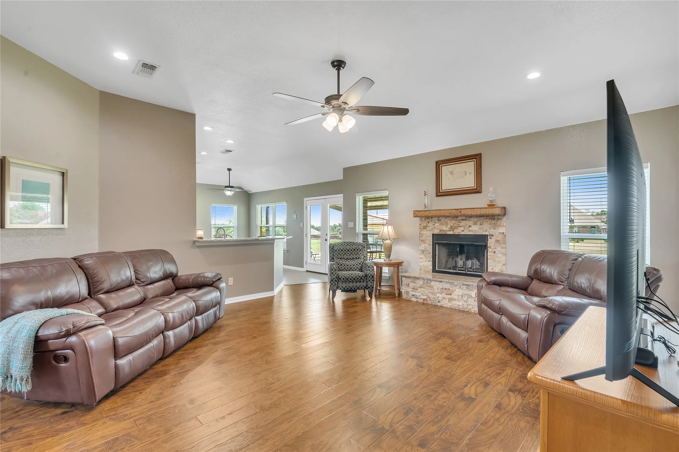 Single Family Residence For Sale in Parker County , 109 Falcons Eye Court, Weatherford, Texas 76087, 3 Bedroom, 2 Bathroom, 2 Garage spaces, 2,059 Sqft, built in 2006, mls#21270222, Real Estate Agent in Weatherford, Homes For Sale in Parker county, Homes For Sale in Weatherford, Realtor in Weatherford Texas, Real Estate Brokerage Independent Realty Texas, Luminita Cordes Realtor