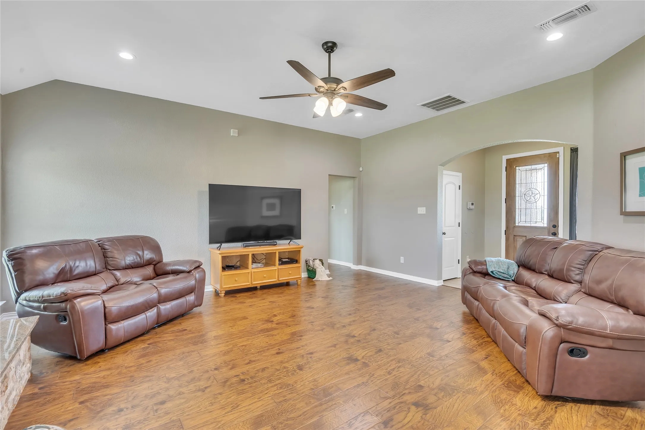 Single Family Residence For Sale in Parker County , 109 Falcons Eye Court, Weatherford, Texas 76087, 3 Bedroom, 2 Bathroom, 2 Garage spaces, 2,059 Sqft, built in 2006, mls#21270222, Real Estate Agent in Weatherford, Homes For Sale in Parker county, Homes For Sale in Weatherford, Realtor in Weatherford Texas, Real Estate Brokerage Independent Realty Texas, Luminita Cordes Realtor