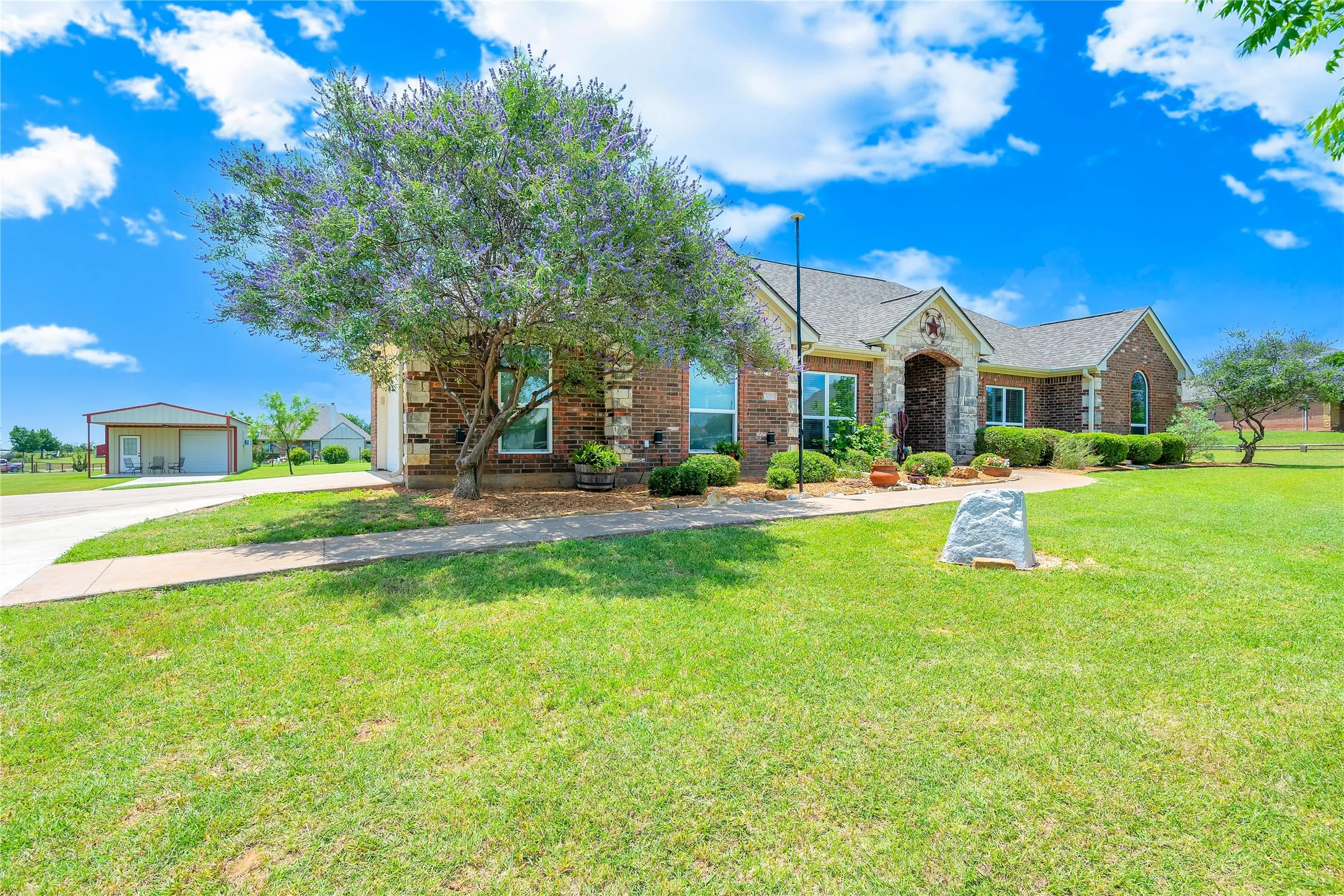 Single Family Residence For Sale in Parker County , 109 Falcons Eye Court, Weatherford, Texas 76087, 3 Bedroom, 2 Bathroom, 2 Garage spaces, 2,059 Sqft, built in 2006, mls#21270222, Real Estate Agent in Weatherford, Homes For Sale in Parker county, Homes For Sale in Weatherford, Realtor in Weatherford Texas, Real Estate Brokerage Independent Realty Texas, Luminita Cordes Realtor