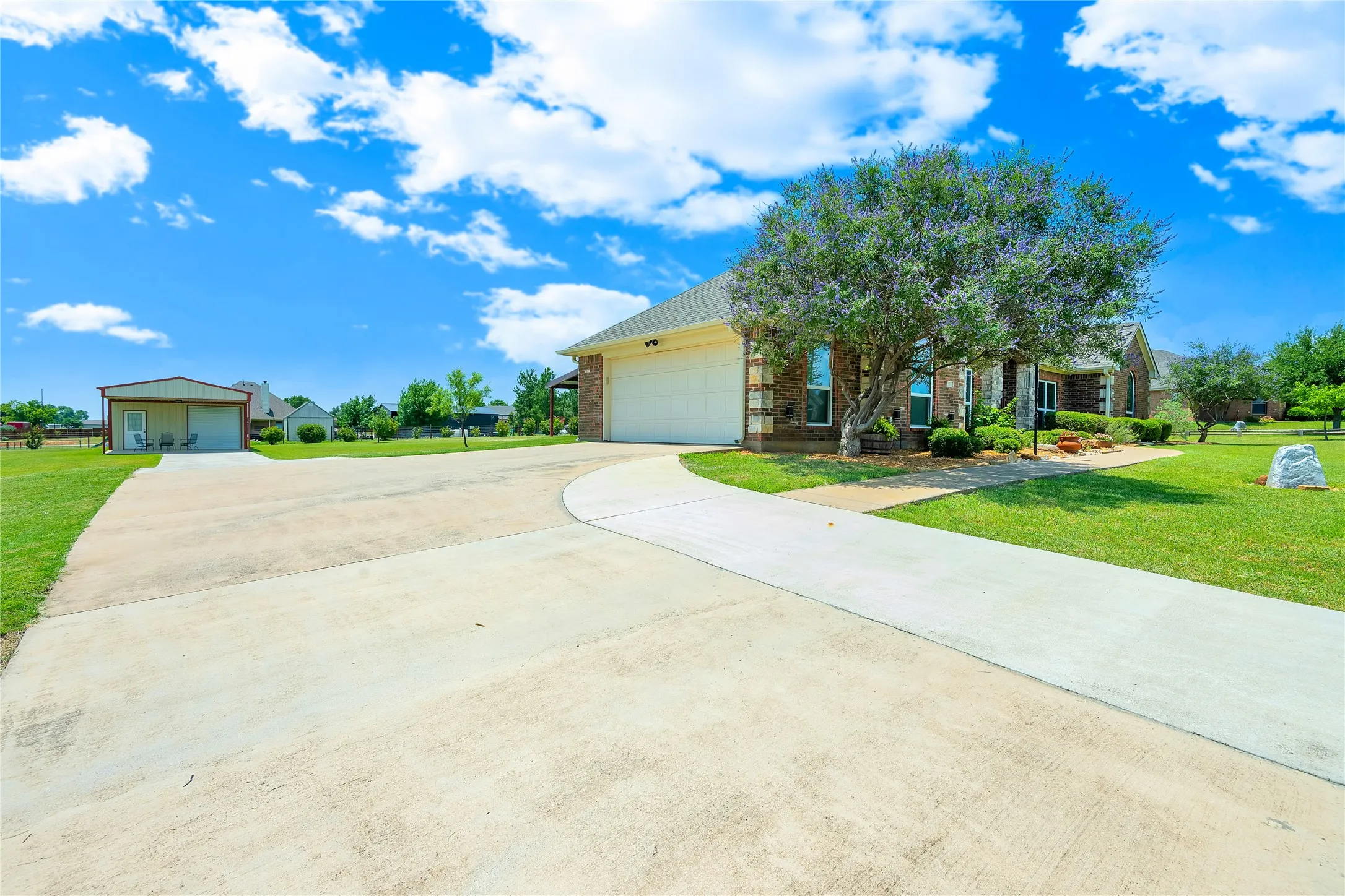 Single Family Residence For Sale in Parker County , 109 Falcons Eye Court, Weatherford, Texas 76087, 3 Bedroom, 2 Bathroom, 2 Garage spaces, 2,059 Sqft, built in 2006, mls#21270222, Real Estate Agent in Weatherford, Homes For Sale in Parker county, Homes For Sale in Weatherford, Realtor in Weatherford Texas, Real Estate Brokerage Independent Realty Texas, Luminita Cordes Realtor