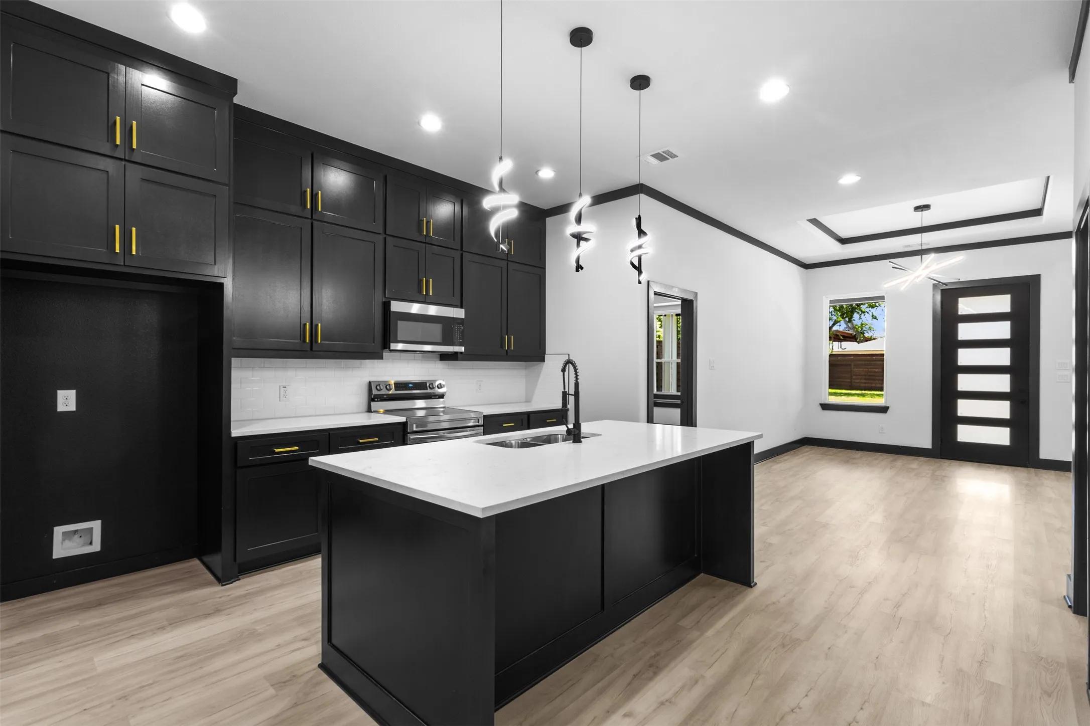 Single Family Residence For Sale in Dallas County , 613 N Dwight Avenue, Dallas, Texas 75211, 4 Bedroom, 2 Bathroom, 2 Garage spaces, 1,894 Sqft, built in 2026, mls#21289646, Real Estate Agent in Dallas, Homes For Sale in Dallas county, Homes For Sale in Dallas, Realtor in Dallas Texas, Real Estate Brokerage Independent Realty Texas, Luminita Cordes Realtor