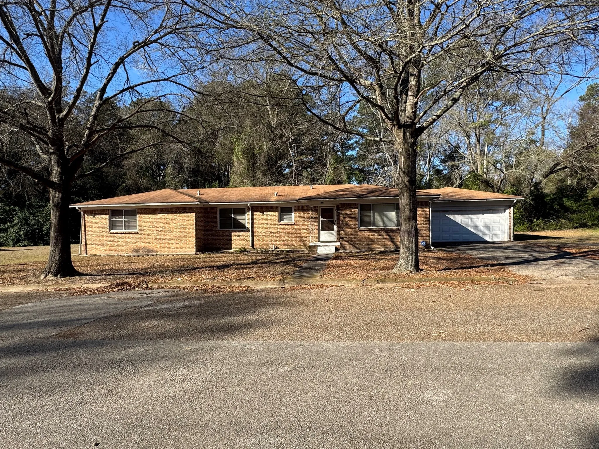 Single Family Residence For Sale in Wood County , 259 Lone Oak Drive, Hawkins, Texas 75765, 4 Bedroom, 2 Bathroom, 2 Garage spaces, 2,020 Sqft, built in 1970, mls#21290225, Real Estate Agent in Hawkins, Homes For Sale in Wood county, Homes For Sale in Hawkins, Realtor in Hawkins Texas, Real Estate Brokerage Independent Realty Texas, Luminita Cordes Realtor