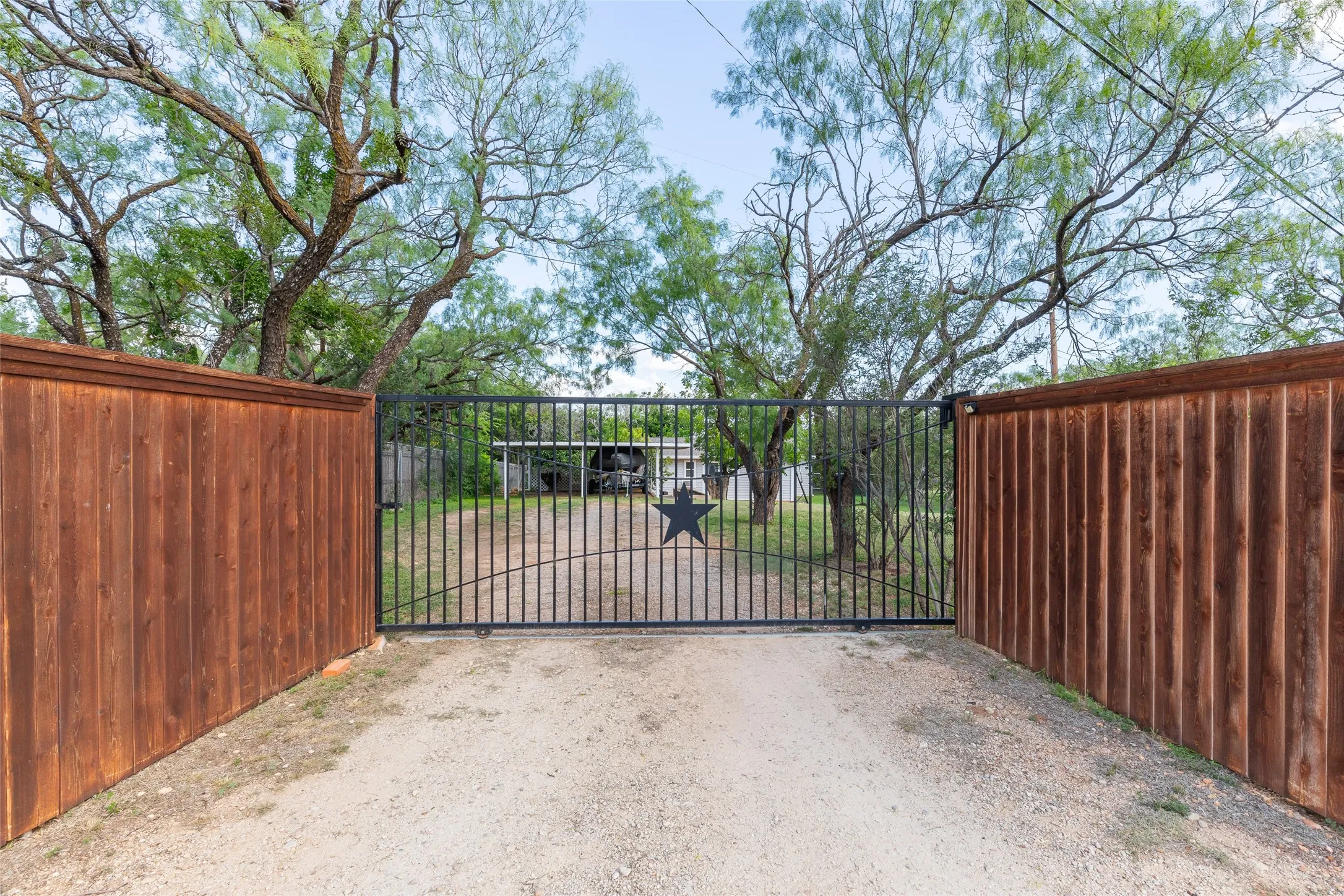 Single Family Residence For Sale in Jones County , 9732 Cove Road, Abilene, Texas 79601, 3 Bedroom, 2 Bathroom, Garage spaces, 1,759 Sqft, built in 1958, mls#21290012, Real Estate Agent in Abilene, Homes For Sale in Jones county, Homes For Sale in Abilene, Realtor in Abilene Texas, Real Estate Brokerage Independent Realty Texas, Luminita Cordes Realtor