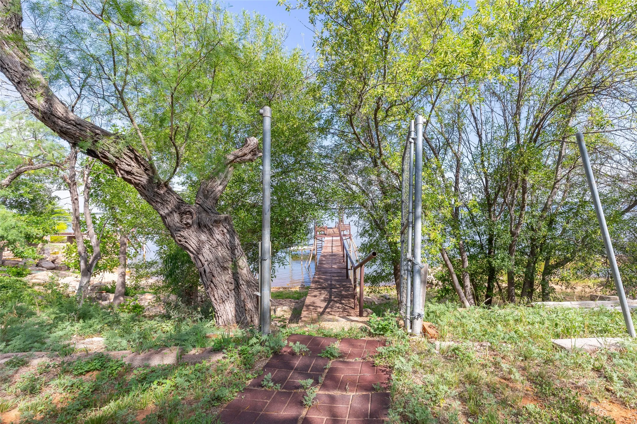 Single Family Residence For Sale in Jones County , 9732 Cove Road, Abilene, Texas 79601, 3 Bedroom, 2 Bathroom, Garage spaces, 1,759 Sqft, built in 1958, mls#21290012, Real Estate Agent in Abilene, Homes For Sale in Jones county, Homes For Sale in Abilene, Realtor in Abilene Texas, Real Estate Brokerage Independent Realty Texas, Luminita Cordes Realtor