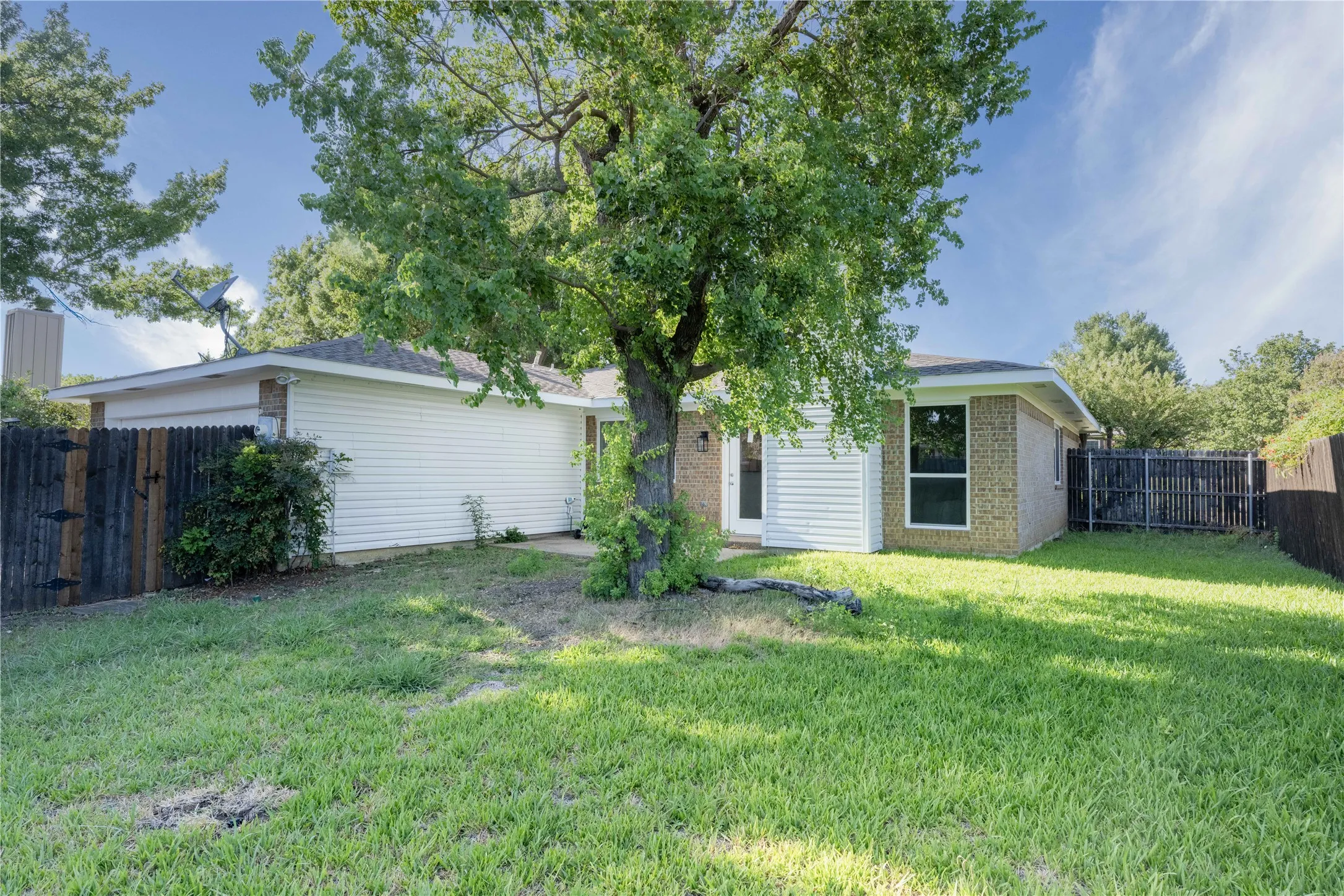 Single Family Residence For Rent in Denton County , 1734 Sterling Lane, Lewisville, Texas 75067, 3 Bedroom, 2 Bathroom, 2 Garage spaces, 1,670 Sqft, built in 1983, mls#21290218, Real Estate Agent in Lewisville, Homes For Rent in Denton county, Homes For Rent in Lewisville, Realtor in Lewisville Texas, Real Estate Brokerage Independent Realty Texas, Luminita Cordes Realtor