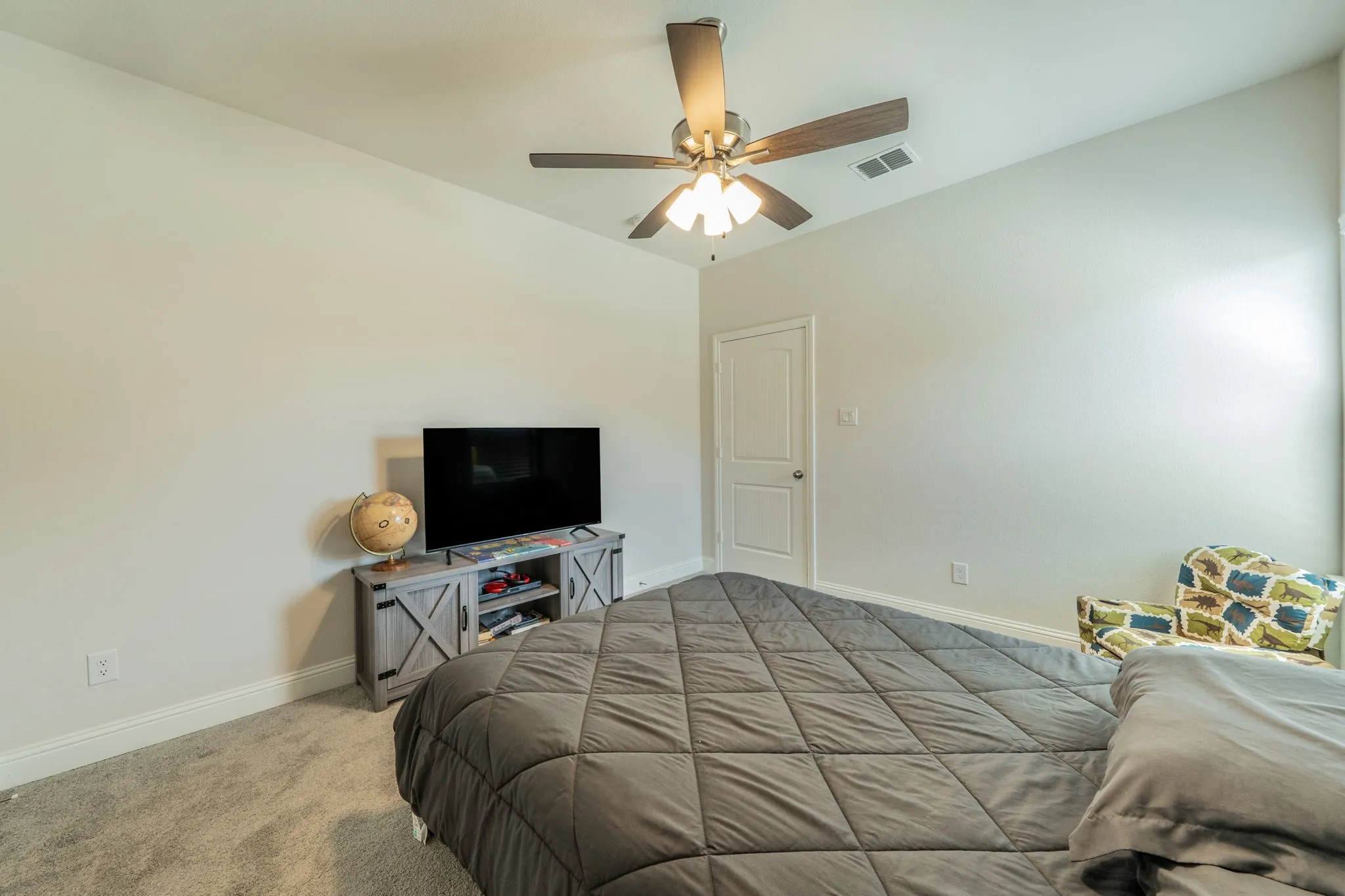 Light-toned walls complement plush carpet flooring