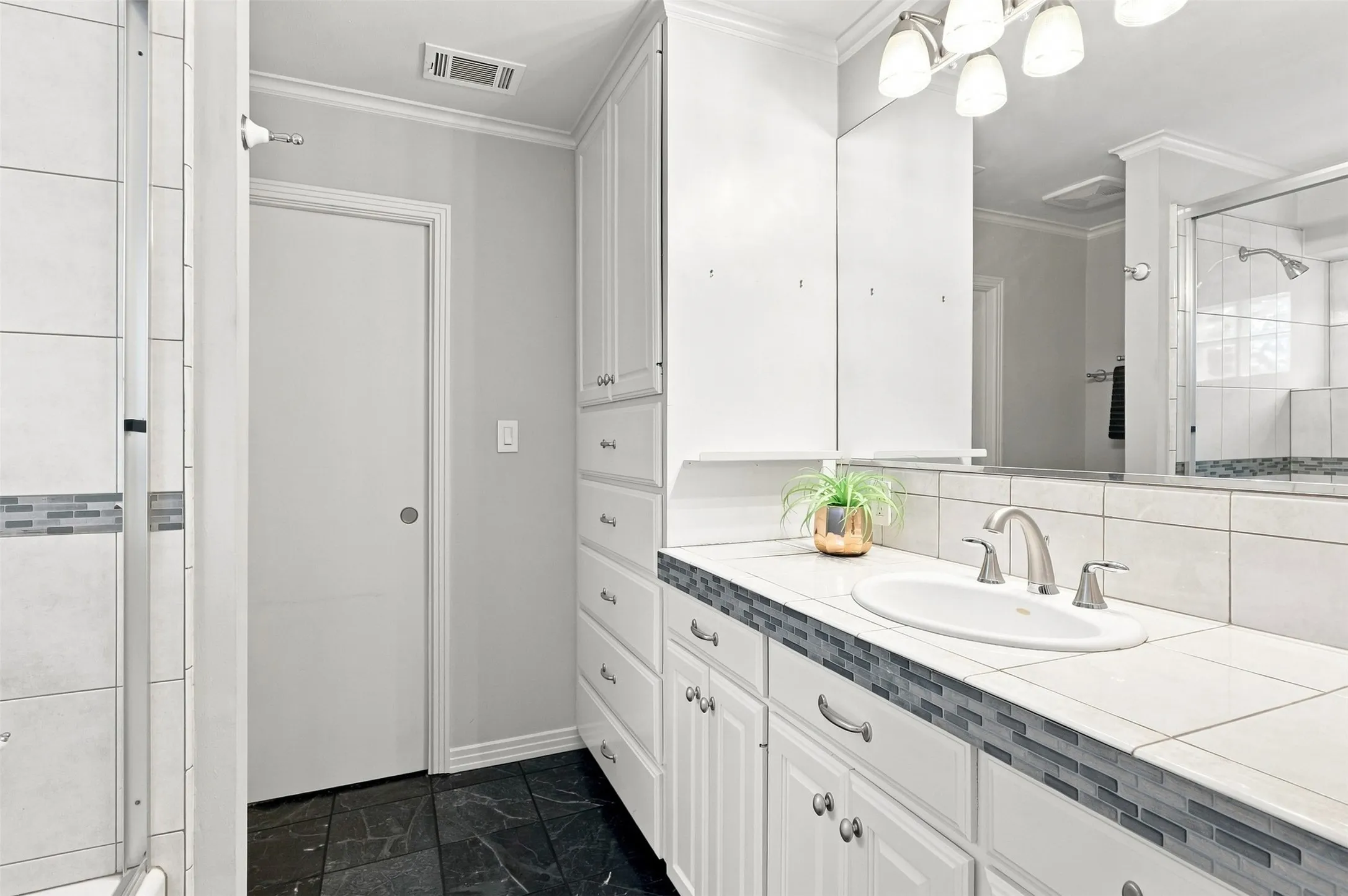 Single Family Residence For Sale in Dallas County , 4329 Taos Road, Dallas, Texas 75209, 4 Bedroom, 3 Bathroom, 2 Garage spaces, 2,869 Sqft, built in 1950, mls#21289771, Real Estate Agent in Dallas, Homes For Sale in Dallas county, Homes For Sale in Dallas, Realtor in Dallas Texas, Real Estate Brokerage Independent Realty Texas, Luminita Cordes Realtor