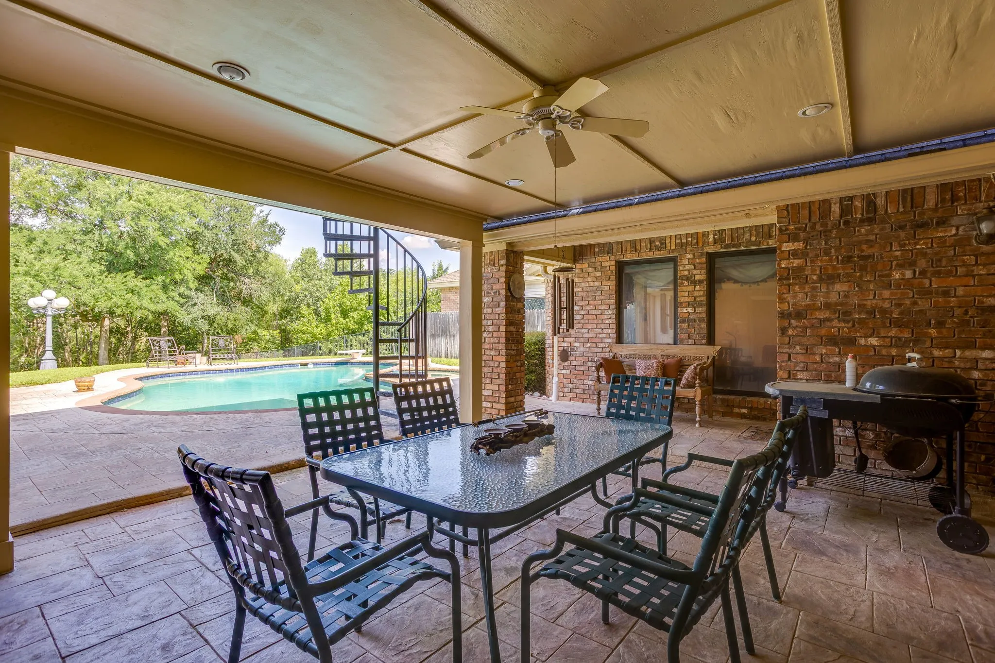 Single Family Residence For Sale in Tarrant County , 2006 Lake Country Drive, Arlington, Texas 76012, 4 Bedroom, 4 Bathroom, 3 Garage spaces, 3,922 Sqft, built in 1984, mls#21289702, Real Estate Agent in Arlington, Homes For Sale in Tarrant county, Homes For Sale in Arlington, Realtor in Arlington Texas, Real Estate Brokerage Independent Realty Texas, Luminita Cordes Realtor