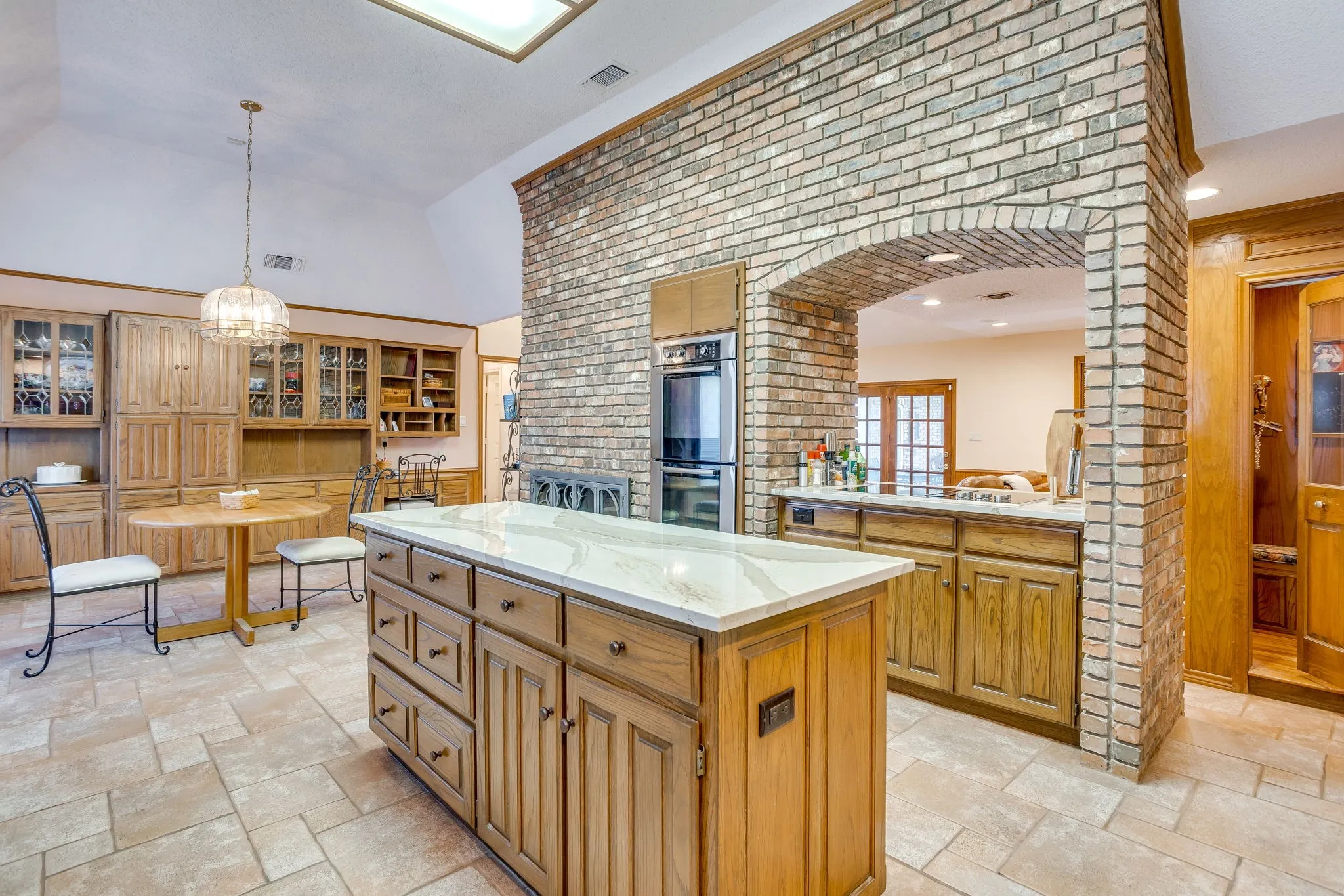 Single Family Residence For Sale in Tarrant County , 2006 Lake Country Drive, Arlington, Texas 76012, 4 Bedroom, 4 Bathroom, 3 Garage spaces, 3,922 Sqft, built in 1984, mls#21289702, Real Estate Agent in Arlington, Homes For Sale in Tarrant county, Homes For Sale in Arlington, Realtor in Arlington Texas, Real Estate Brokerage Independent Realty Texas, Luminita Cordes Realtor