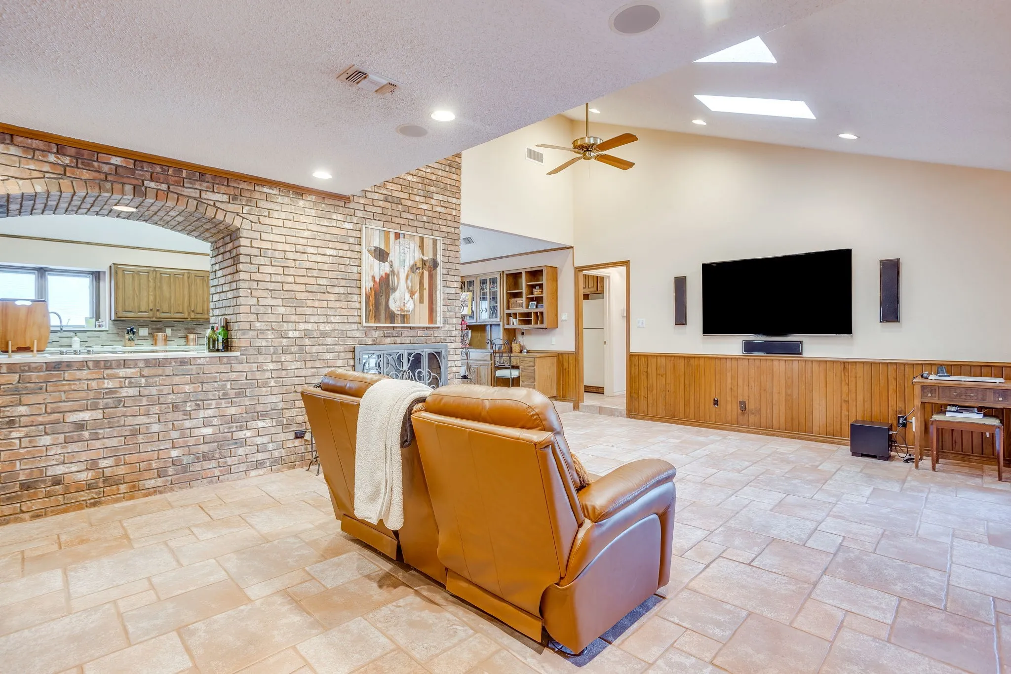 Single Family Residence For Sale in Tarrant County , 2006 Lake Country Drive, Arlington, Texas 76012, 4 Bedroom, 4 Bathroom, 3 Garage spaces, 3,922 Sqft, built in 1984, mls#21289702, Real Estate Agent in Arlington, Homes For Sale in Tarrant county, Homes For Sale in Arlington, Realtor in Arlington Texas, Real Estate Brokerage Independent Realty Texas, Luminita Cordes Realtor