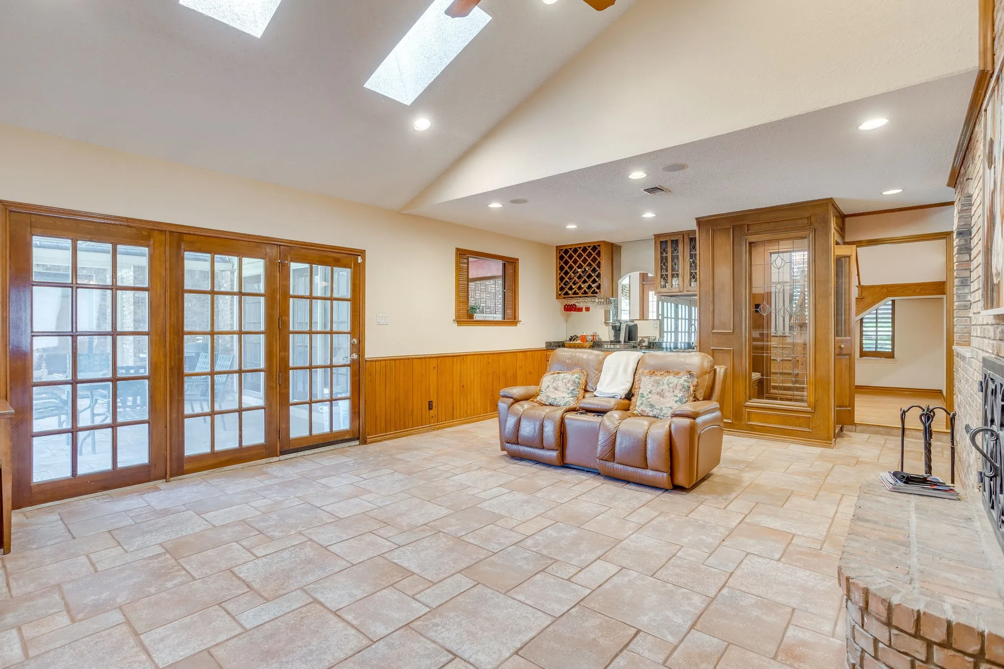 Single Family Residence For Sale in Tarrant County , 2006 Lake Country Drive, Arlington, Texas 76012, 4 Bedroom, 4 Bathroom, 3 Garage spaces, 3,922 Sqft, built in 1984, mls#21289702, Real Estate Agent in Arlington, Homes For Sale in Tarrant county, Homes For Sale in Arlington, Realtor in Arlington Texas, Real Estate Brokerage Independent Realty Texas, Luminita Cordes Realtor