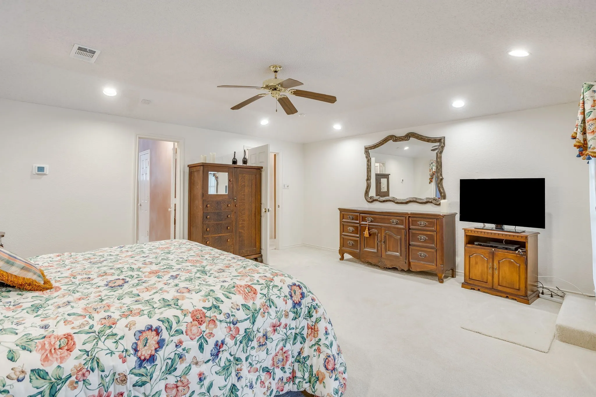 Single Family Residence For Sale in Tarrant County , 2006 Lake Country Drive, Arlington, Texas 76012, 4 Bedroom, 4 Bathroom, 3 Garage spaces, 3,922 Sqft, built in 1984, mls#21289702, Real Estate Agent in Arlington, Homes For Sale in Tarrant county, Homes For Sale in Arlington, Realtor in Arlington Texas, Real Estate Brokerage Independent Realty Texas, Luminita Cordes Realtor