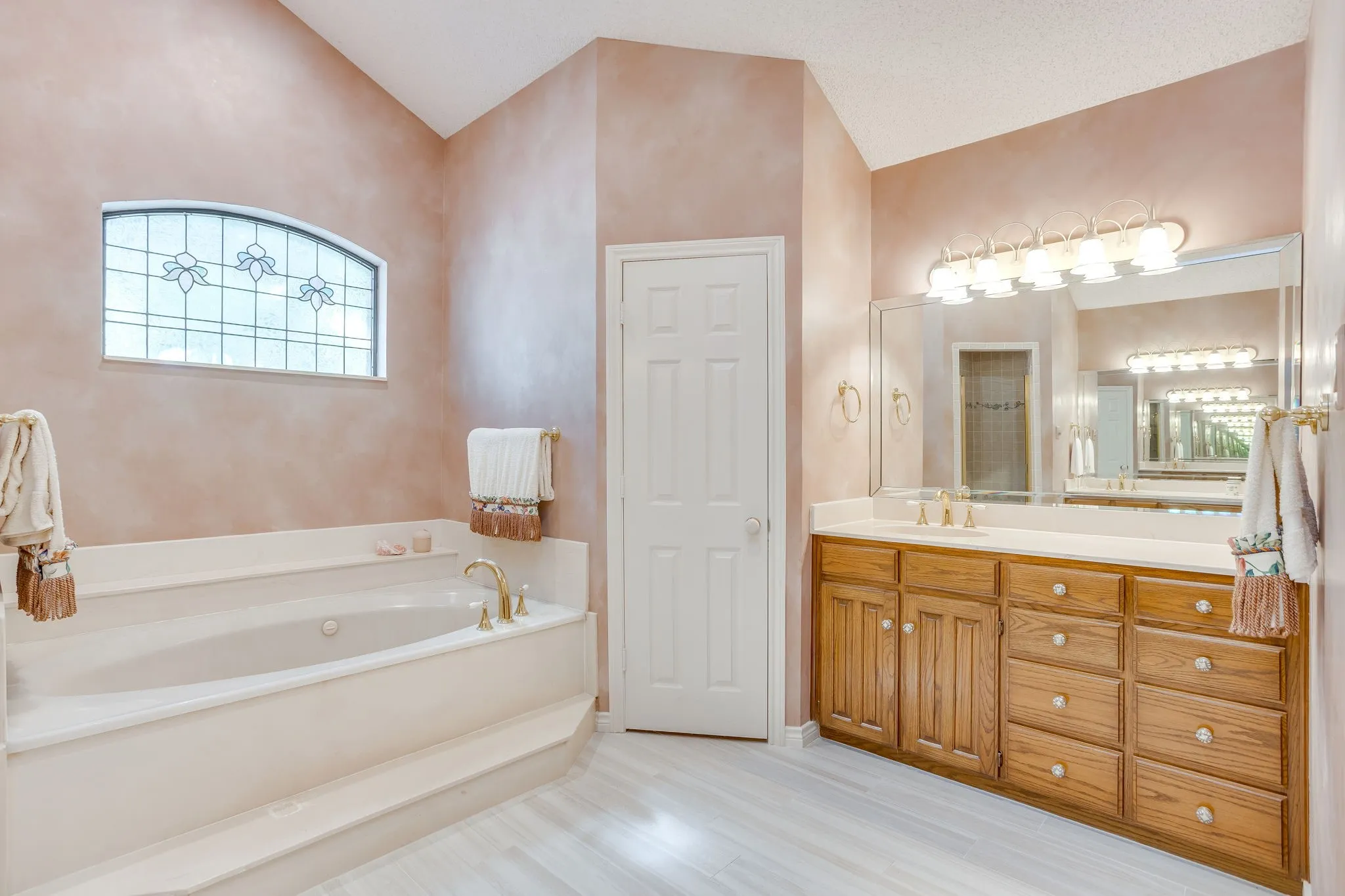 Single Family Residence For Sale in Tarrant County , 2006 Lake Country Drive, Arlington, Texas 76012, 4 Bedroom, 4 Bathroom, 3 Garage spaces, 3,922 Sqft, built in 1984, mls#21289702, Real Estate Agent in Arlington, Homes For Sale in Tarrant county, Homes For Sale in Arlington, Realtor in Arlington Texas, Real Estate Brokerage Independent Realty Texas, Luminita Cordes Realtor