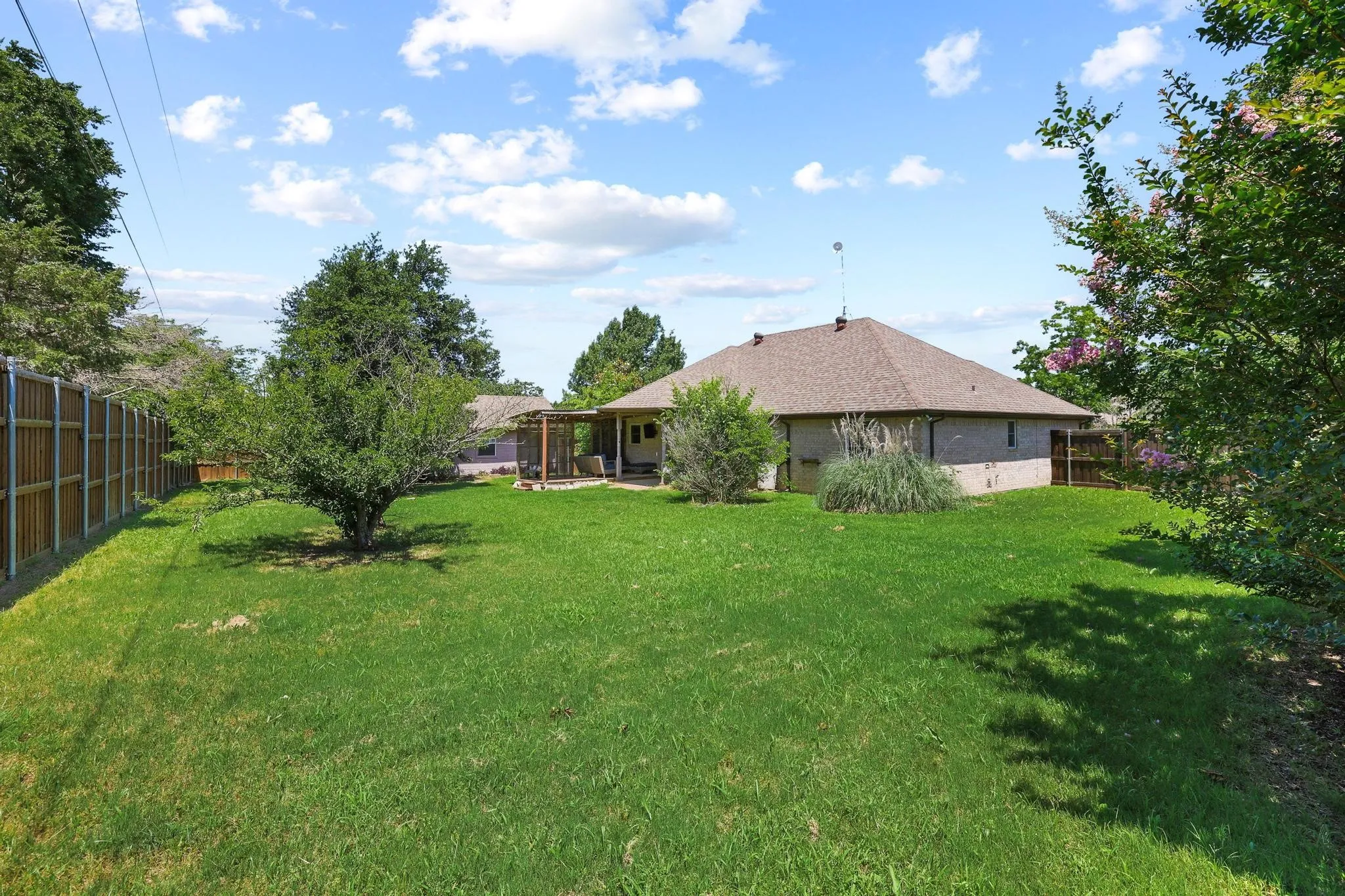 Single Family Residence For Sale in Grayson County , 315 Preston Glen, Gunter, Texas 75058, 3 Bedroom, 2 Bathroom, 3 Garage spaces, 1,428 Sqft, built in 1996, mls#21284848, Real Estate Agent in Gunter, Homes For Sale in Grayson county, Homes For Sale in Gunter, Realtor in Gunter Texas, Real Estate Brokerage Independent Realty Texas, Luminita Cordes Realtor