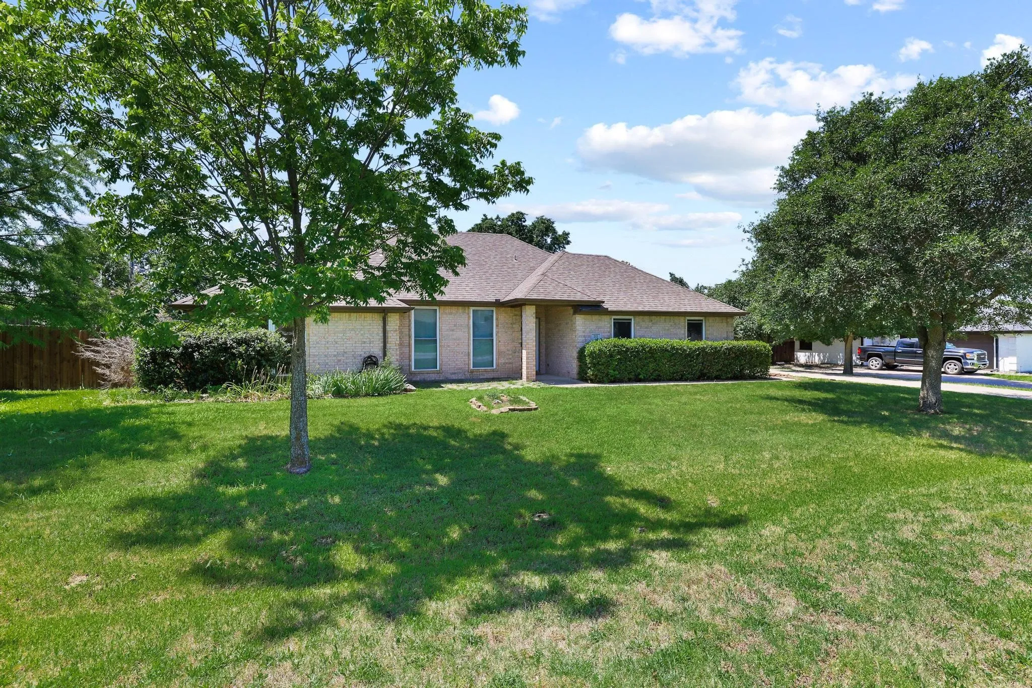Single Family Residence For Sale in Grayson County , 315 Preston Glen, Gunter, Texas 75058, 3 Bedroom, 2 Bathroom, 3 Garage spaces, 1,428 Sqft, built in 1996, mls#21284848, Real Estate Agent in Gunter, Homes For Sale in Grayson county, Homes For Sale in Gunter, Realtor in Gunter Texas, Real Estate Brokerage Independent Realty Texas, Luminita Cordes Realtor