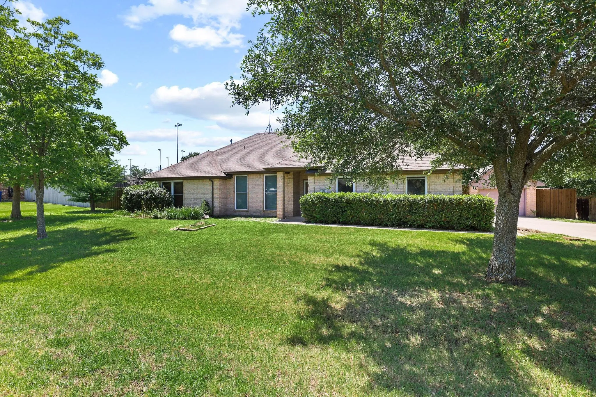 Single Family Residence For Sale in Grayson County , 315 Preston Glen, Gunter, Texas 75058, 3 Bedroom, 2 Bathroom, 3 Garage spaces, 1,428 Sqft, built in 1996, mls#21284848, Real Estate Agent in Gunter, Homes For Sale in Grayson county, Homes For Sale in Gunter, Realtor in Gunter Texas, Real Estate Brokerage Independent Realty Texas, Luminita Cordes Realtor