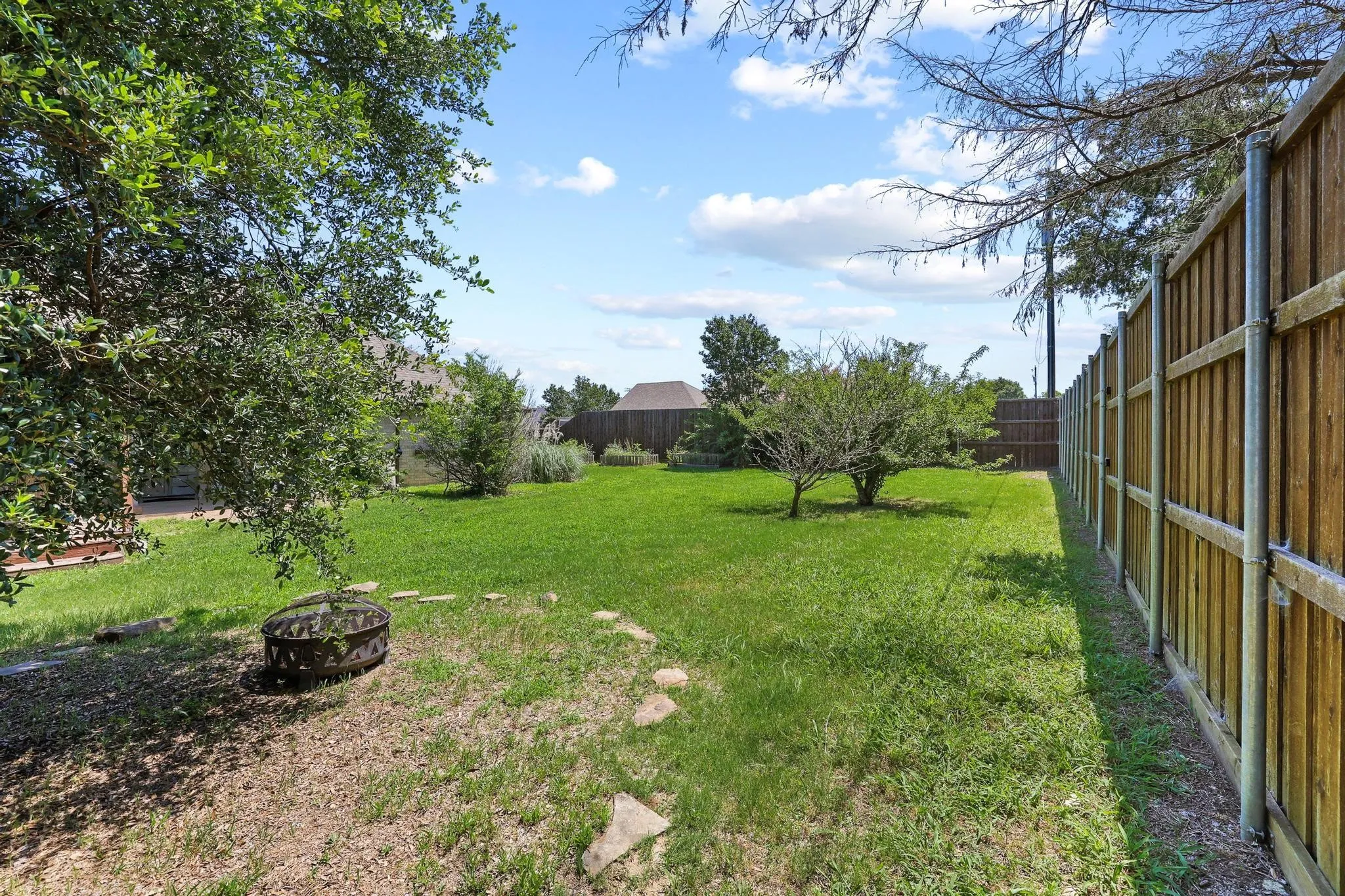 Single Family Residence For Sale in Grayson County , 315 Preston Glen, Gunter, Texas 75058, 3 Bedroom, 2 Bathroom, 3 Garage spaces, 1,428 Sqft, built in 1996, mls#21284848, Real Estate Agent in Gunter, Homes For Sale in Grayson county, Homes For Sale in Gunter, Realtor in Gunter Texas, Real Estate Brokerage Independent Realty Texas, Luminita Cordes Realtor