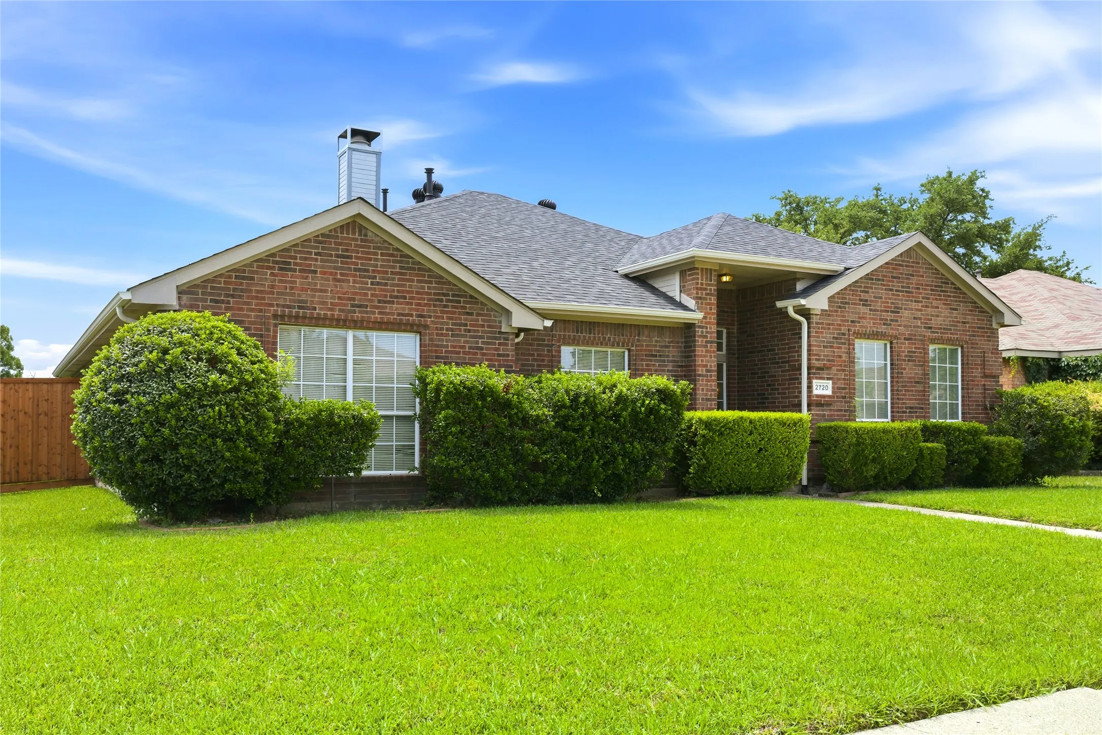 Single Family Residence For Sale in Dallas County , 2720 Preston Creek, Mesquite, Texas 75181, 3 Bedroom, 3 Bathroom, 2 Garage spaces, 2,045 Sqft, built in 1996, mls#21271050, Real Estate Agent in Mesquite, Homes For Sale in Dallas county, Homes For Sale in Mesquite, Realtor in Mesquite Texas, Real Estate Brokerage Independent Realty Texas, Luminita Cordes Realtor