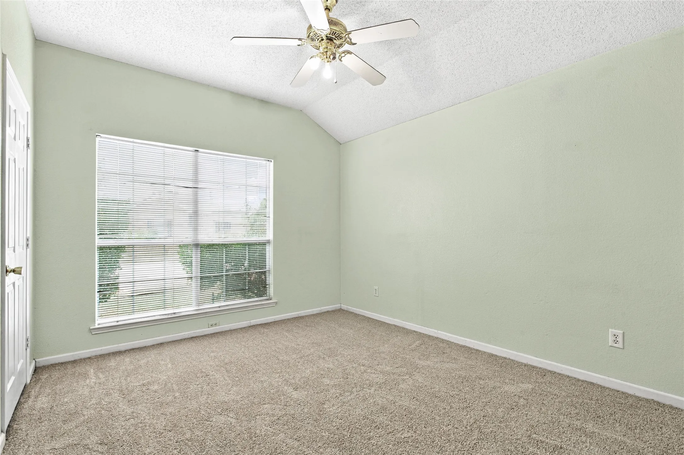 Single Family Residence For Sale in Dallas County , 2720 Preston Creek, Mesquite, Texas 75181, 3 Bedroom, 3 Bathroom, 2 Garage spaces, 2,045 Sqft, built in 1996, mls#21271050, Real Estate Agent in Mesquite, Homes For Sale in Dallas county, Homes For Sale in Mesquite, Realtor in Mesquite Texas, Real Estate Brokerage Independent Realty Texas, Luminita Cordes Realtor