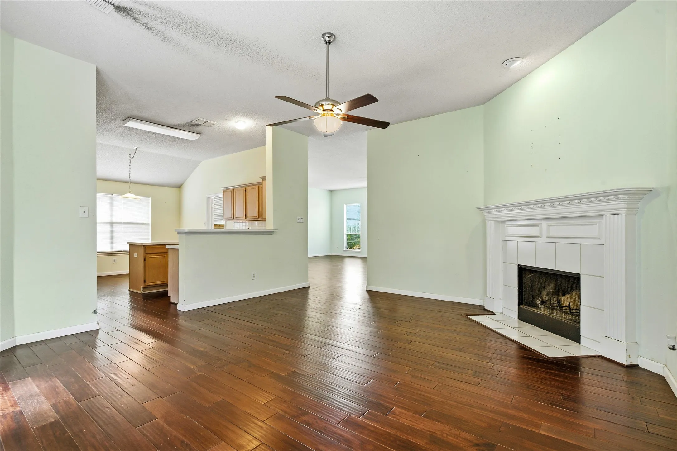 Single Family Residence For Sale in Dallas County , 2720 Preston Creek, Mesquite, Texas 75181, 3 Bedroom, 3 Bathroom, 2 Garage spaces, 2,045 Sqft, built in 1996, mls#21271050, Real Estate Agent in Mesquite, Homes For Sale in Dallas county, Homes For Sale in Mesquite, Realtor in Mesquite Texas, Real Estate Brokerage Independent Realty Texas, Luminita Cordes Realtor