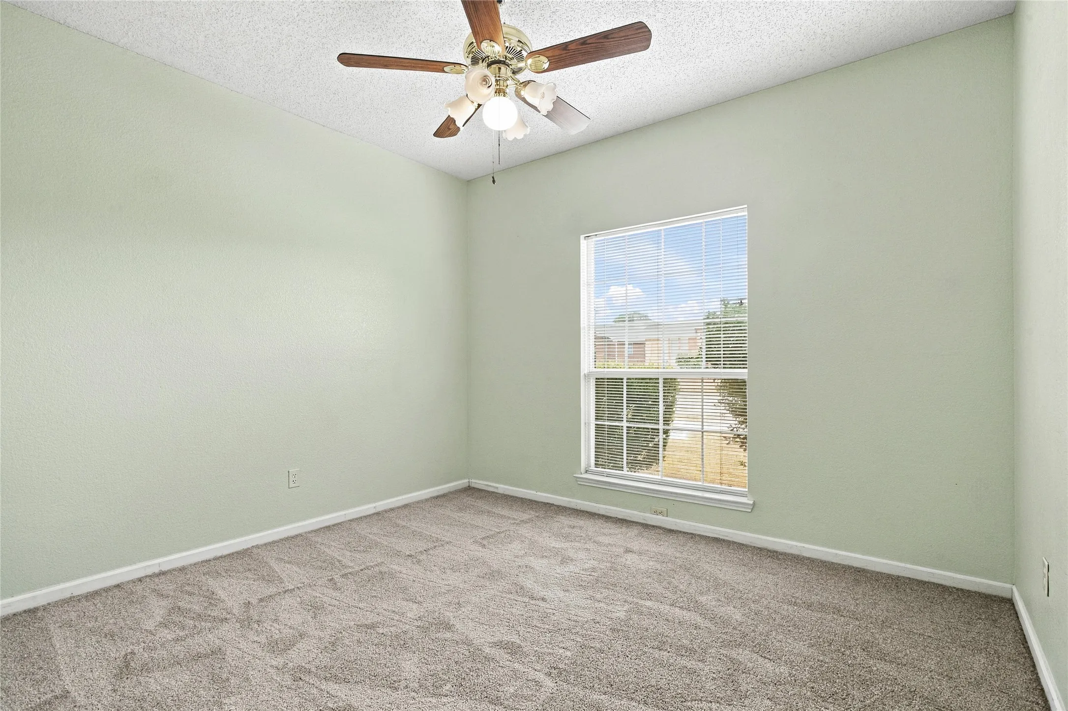 Single Family Residence For Sale in Dallas County , 2720 Preston Creek, Mesquite, Texas 75181, 3 Bedroom, 3 Bathroom, 2 Garage spaces, 2,045 Sqft, built in 1996, mls#21271050, Real Estate Agent in Mesquite, Homes For Sale in Dallas county, Homes For Sale in Mesquite, Realtor in Mesquite Texas, Real Estate Brokerage Independent Realty Texas, Luminita Cordes Realtor