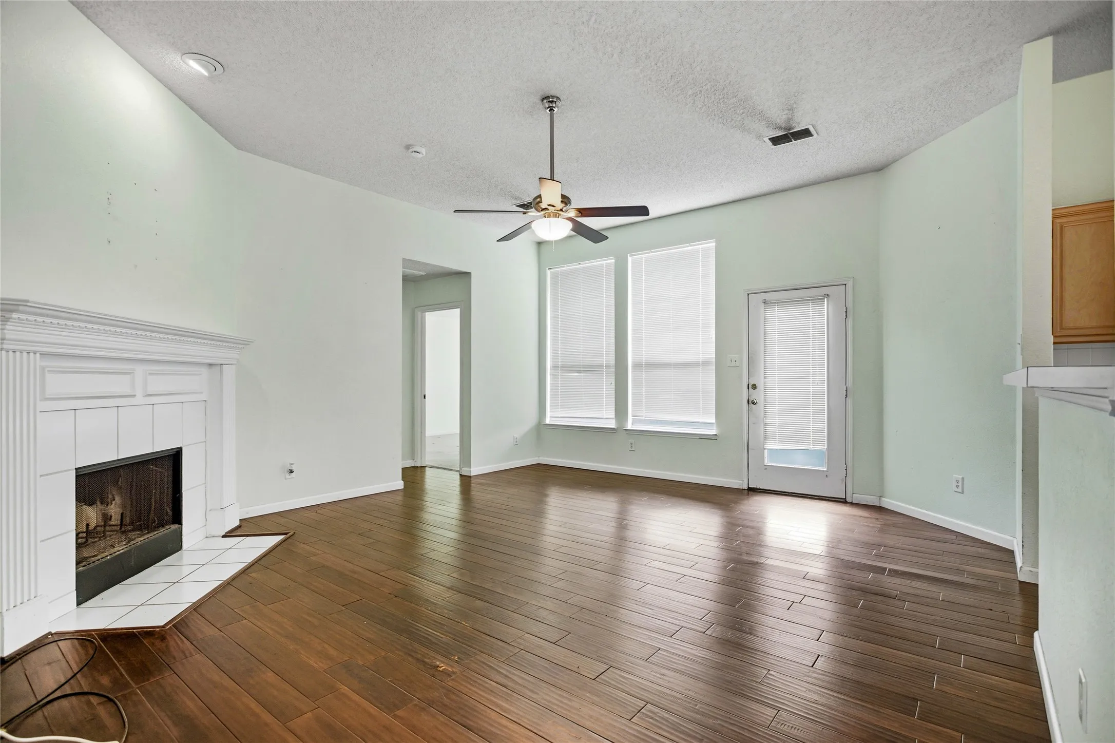 Single Family Residence For Sale in Dallas County , 2720 Preston Creek, Mesquite, Texas 75181, 3 Bedroom, 3 Bathroom, 2 Garage spaces, 2,045 Sqft, built in 1996, mls#21271050, Real Estate Agent in Mesquite, Homes For Sale in Dallas county, Homes For Sale in Mesquite, Realtor in Mesquite Texas, Real Estate Brokerage Independent Realty Texas, Luminita Cordes Realtor