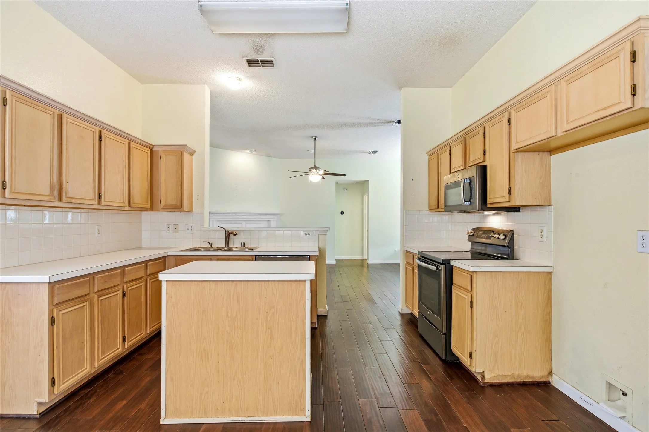Single Family Residence For Sale in Dallas County , 2720 Preston Creek, Mesquite, Texas 75181, 3 Bedroom, 3 Bathroom, 2 Garage spaces, 2,045 Sqft, built in 1996, mls#21271050, Real Estate Agent in Mesquite, Homes For Sale in Dallas county, Homes For Sale in Mesquite, Realtor in Mesquite Texas, Real Estate Brokerage Independent Realty Texas, Luminita Cordes Realtor