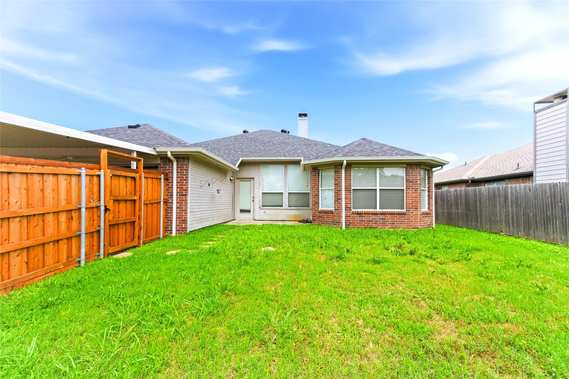 Single Family Residence For Sale in Dallas County , 2720 Preston Creek, Mesquite, Texas 75181, 3 Bedroom, 3 Bathroom, 2 Garage spaces, 2,045 Sqft, built in 1996, mls#21271050, Real Estate Agent in Mesquite, Homes For Sale in Dallas county, Homes For Sale in Mesquite, Realtor in Mesquite Texas, Real Estate Brokerage Independent Realty Texas, Luminita Cordes Realtor