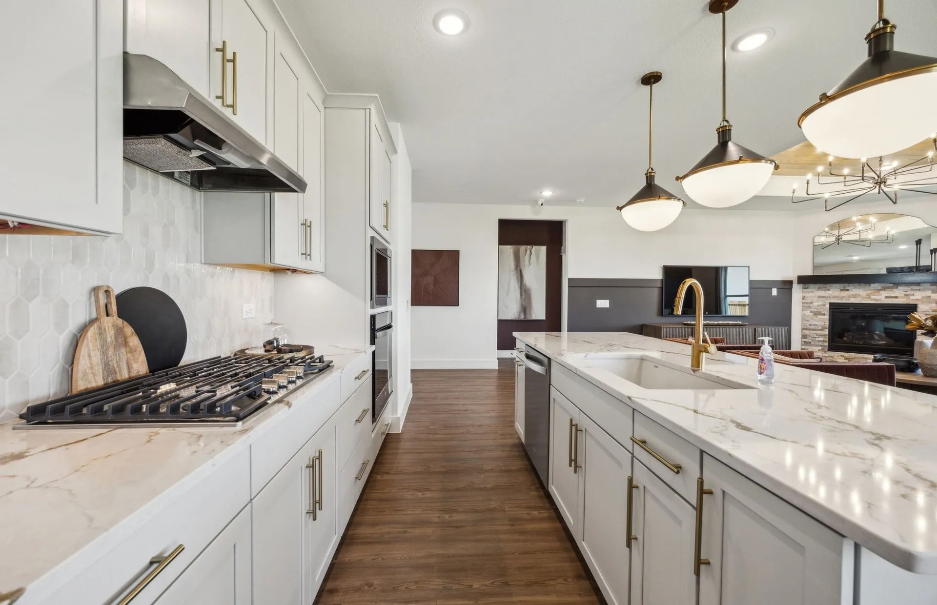 *Model Representation - Spacious kitchen with eat-in bartop island