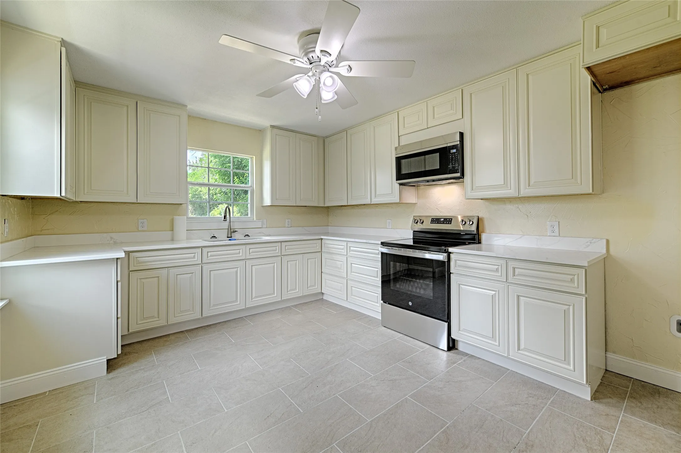 Single Family Residence For Sale in Dallas County , 2619 E Seagoville Road, Seagoville, Texas 75159, 3 Bedroom, 2 Bathroom, 3 Garage spaces, 1,492 Sqft, built in 1930, Price $399,000, mls#21288056, Real Estate Agent in Seagoville, Homes For Sale in Dallas county, Homes For Sale in Seagoville, Realtor in Seagoville Texas, Real Estate Brokerage Independent Realty Texas, Luminita Cordes Realtor