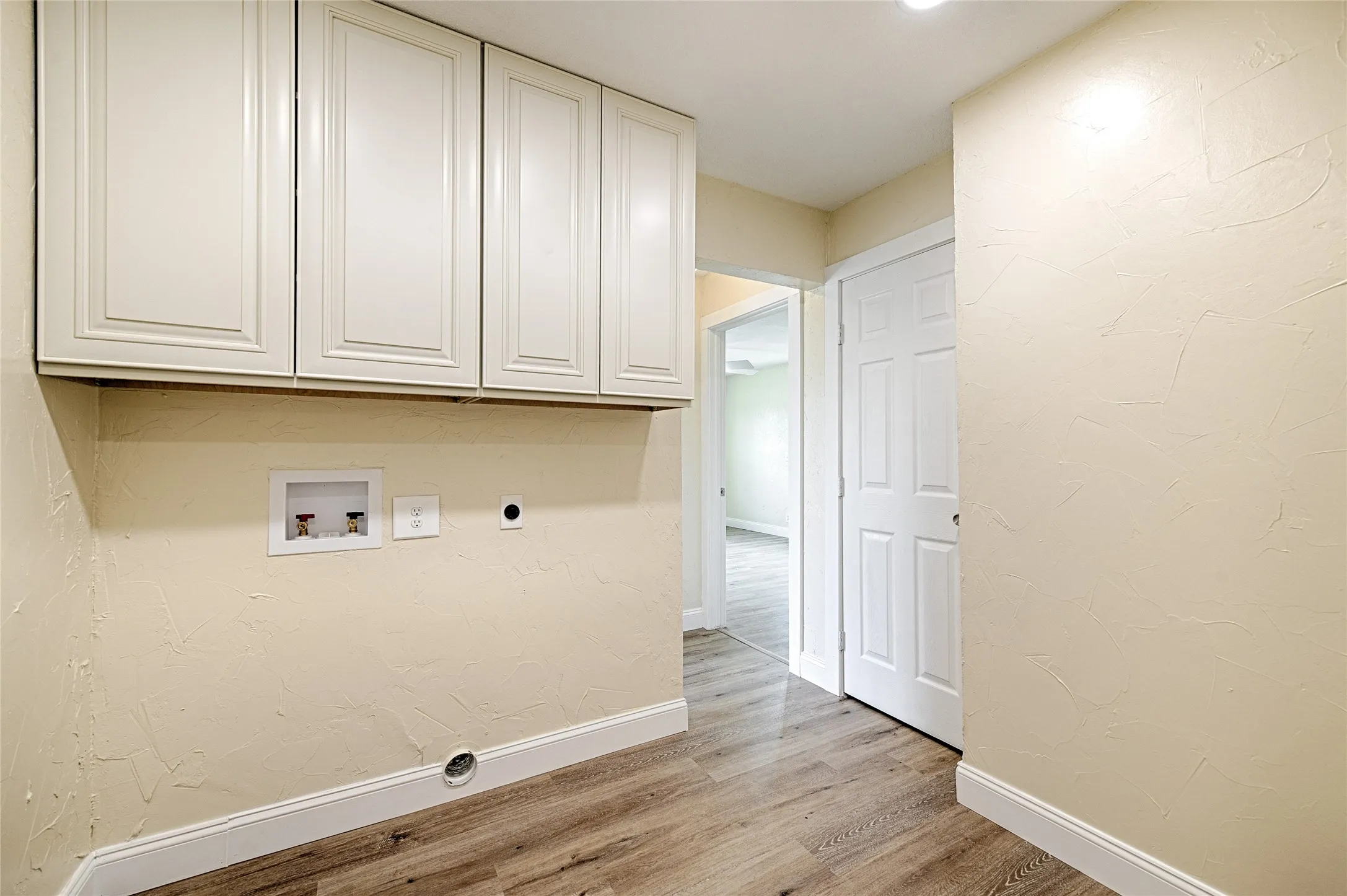 Single Family Residence For Sale in Dallas County , 2619 E Seagoville Road, Seagoville, Texas 75159, 3 Bedroom, 2 Bathroom, 3 Garage spaces, 1,492 Sqft, built in 1930, Price $399,000, mls#21288056, Real Estate Agent in Seagoville, Homes For Sale in Dallas county, Homes For Sale in Seagoville, Realtor in Seagoville Texas, Real Estate Brokerage Independent Realty Texas, Luminita Cordes Realtor