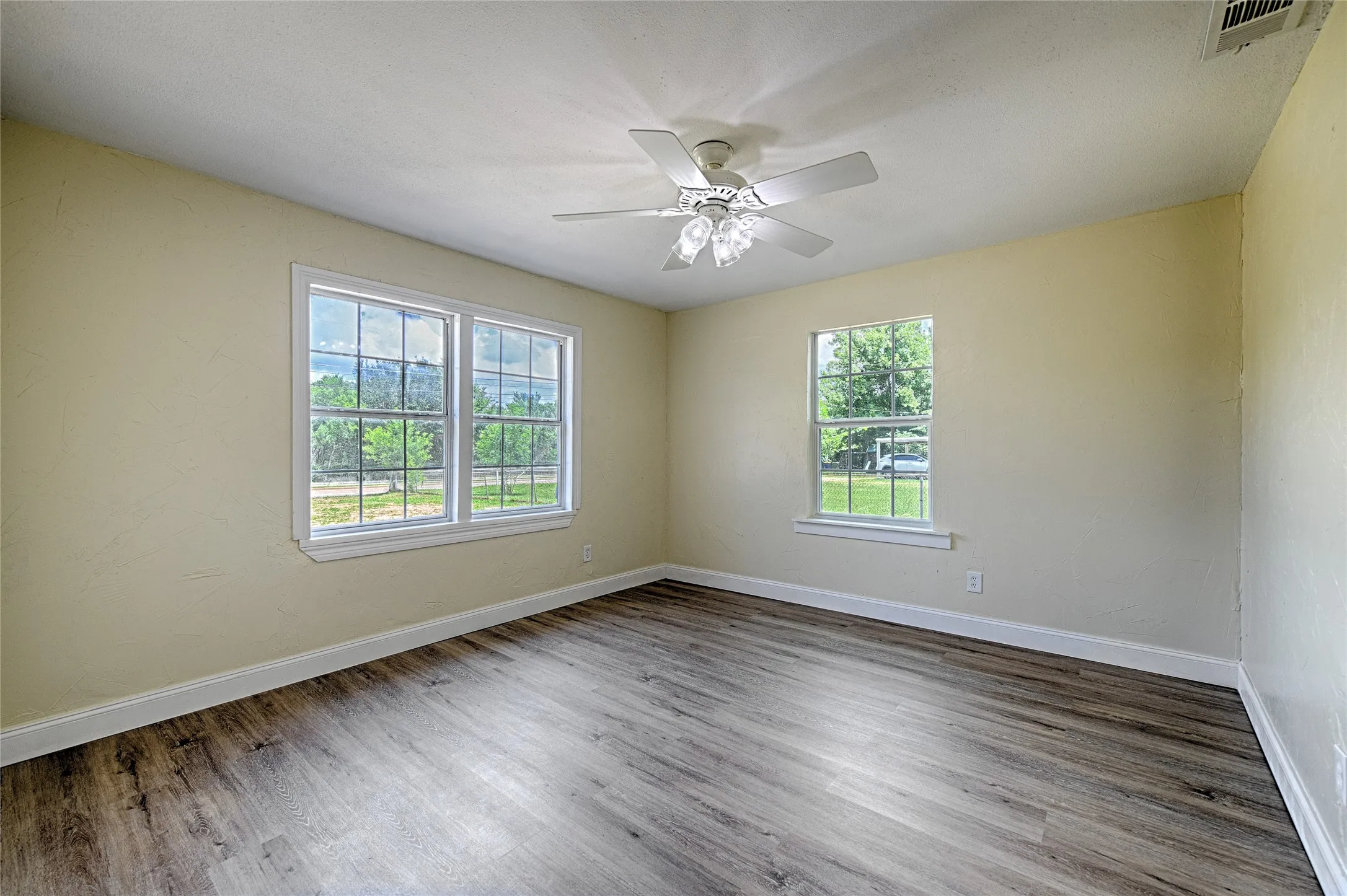 Single Family Residence For Sale in Dallas County , 2619 E Seagoville Road, Seagoville, Texas 75159, 3 Bedroom, 2 Bathroom, 3 Garage spaces, 1,492 Sqft, built in 1930, Price $399,000, mls#21288056, Real Estate Agent in Seagoville, Homes For Sale in Dallas county, Homes For Sale in Seagoville, Realtor in Seagoville Texas, Real Estate Brokerage Independent Realty Texas, Luminita Cordes Realtor
