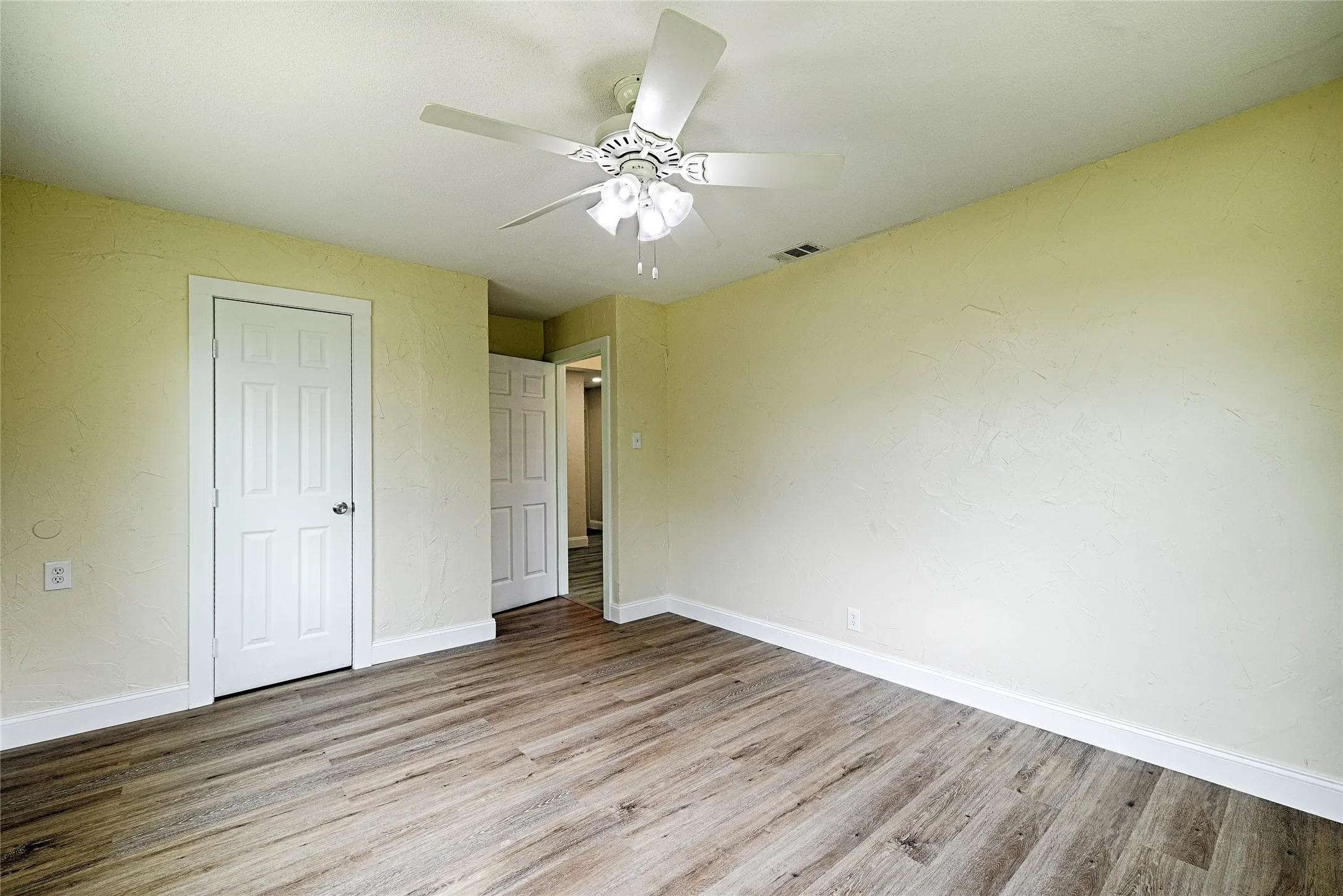 Single Family Residence For Sale in Dallas County , 2619 E Seagoville Road, Seagoville, Texas 75159, 3 Bedroom, 2 Bathroom, 3 Garage spaces, 1,492 Sqft, built in 1930, Price $399,000, mls#21288056, Real Estate Agent in Seagoville, Homes For Sale in Dallas county, Homes For Sale in Seagoville, Realtor in Seagoville Texas, Real Estate Brokerage Independent Realty Texas, Luminita Cordes Realtor
