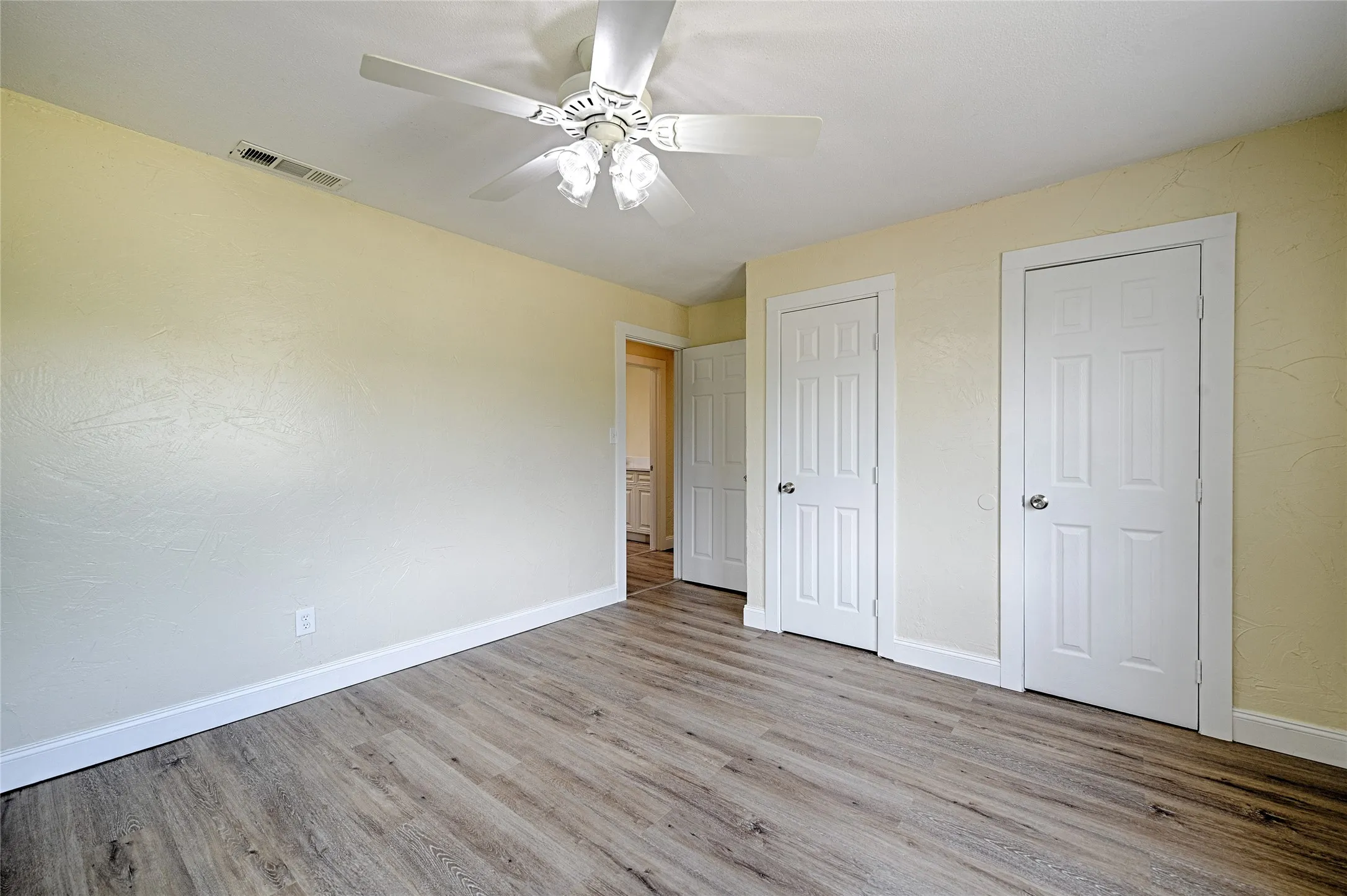 Single Family Residence For Sale in Dallas County , 2619 E Seagoville Road, Seagoville, Texas 75159, 3 Bedroom, 2 Bathroom, 3 Garage spaces, 1,492 Sqft, built in 1930, Price $399,000, mls#21288056, Real Estate Agent in Seagoville, Homes For Sale in Dallas county, Homes For Sale in Seagoville, Realtor in Seagoville Texas, Real Estate Brokerage Independent Realty Texas, Luminita Cordes Realtor