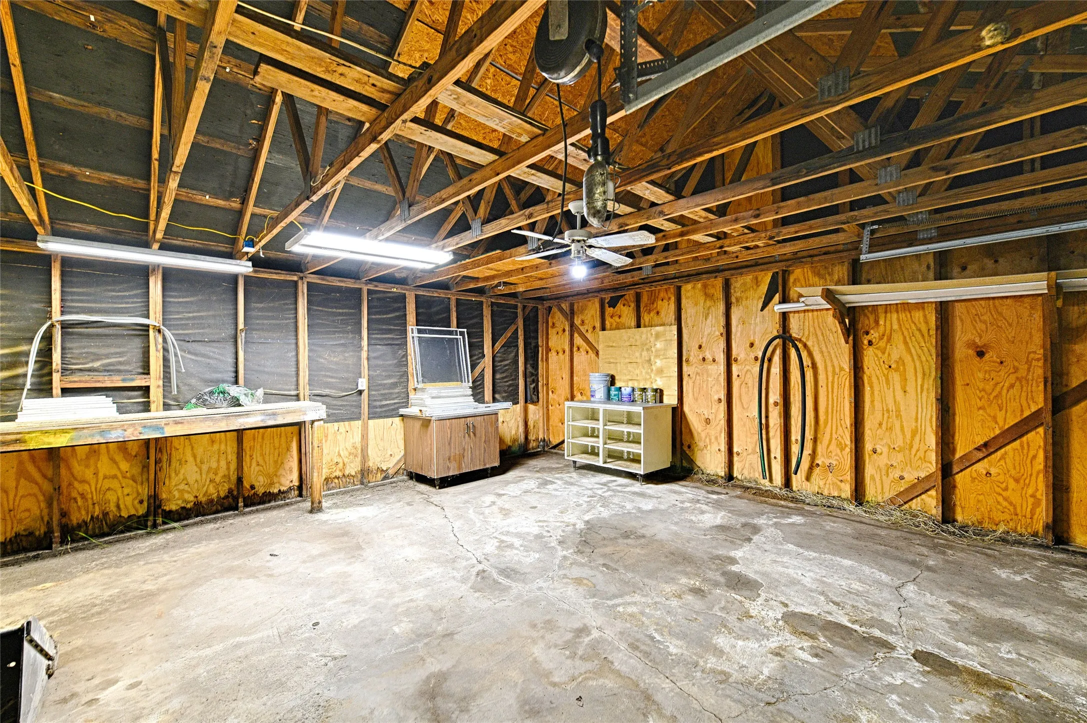 Garage/workshop Interior