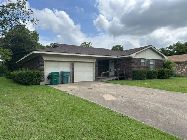 Single Family Residence For Sale in Grayson County , 1821 W Belden Street, Sherman, Texas 75092, 3 Bedroom, 2 Bathroom, 2 Garage spaces, 1,470 Sqft, built in 1962, mls#21290385, Real Estate Agent in Sherman, Homes For Sale in Grayson county, Homes For Sale in Sherman, Realtor in Sherman Texas, Real Estate Brokerage Independent Realty Texas, Luminita Cordes Realtor