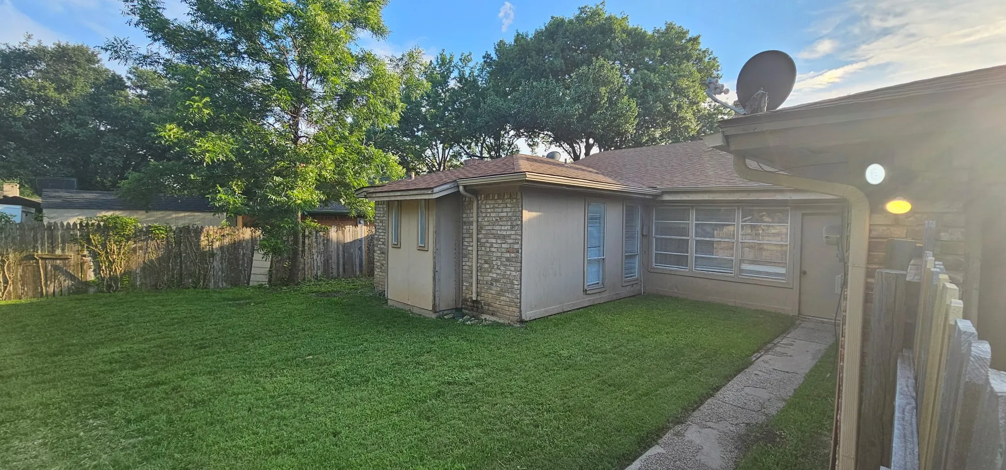 Single Family Residence For Rent in Dallas County , 1204 Laurie Avenue, De Soto, Texas 75115, 4 Bedroom, 2 Bathroom, 2 Garage spaces, 2,104 Sqft, built in 1973, mls#21290403, Real Estate Agent in De Soto, Homes For Rent in Dallas county, Homes For Rent in De Soto, Realtor in De Soto Texas, Real Estate Brokerage Independent Realty Texas, Luminita Cordes Realtor