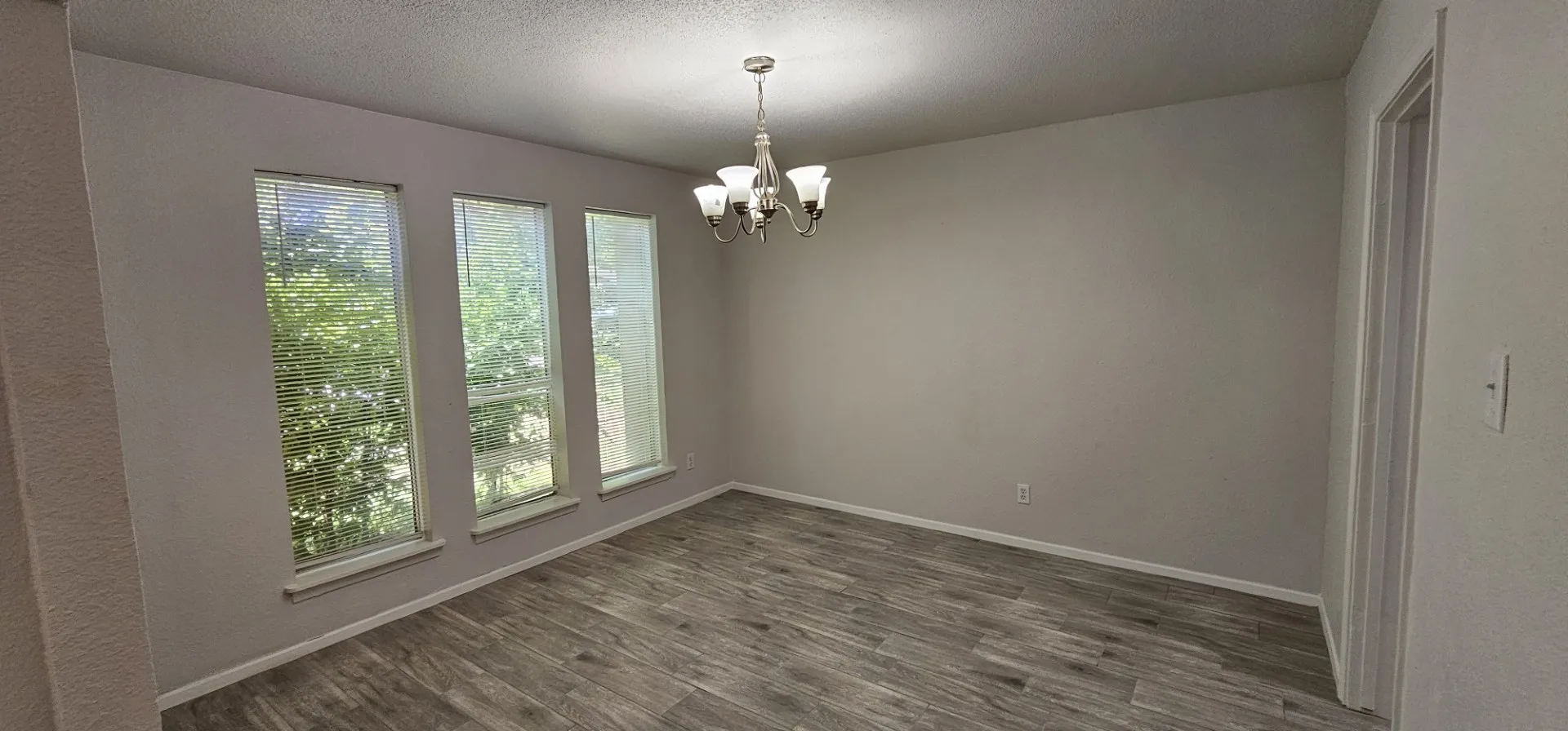 Single Family Residence For Rent in Dallas County , 1204 Laurie Avenue, De Soto, Texas 75115, 4 Bedroom, 2 Bathroom, 2 Garage spaces, 2,104 Sqft, built in 1973, mls#21290403, Real Estate Agent in De Soto, Homes For Rent in Dallas county, Homes For Rent in De Soto, Realtor in De Soto Texas, Real Estate Brokerage Independent Realty Texas, Luminita Cordes Realtor