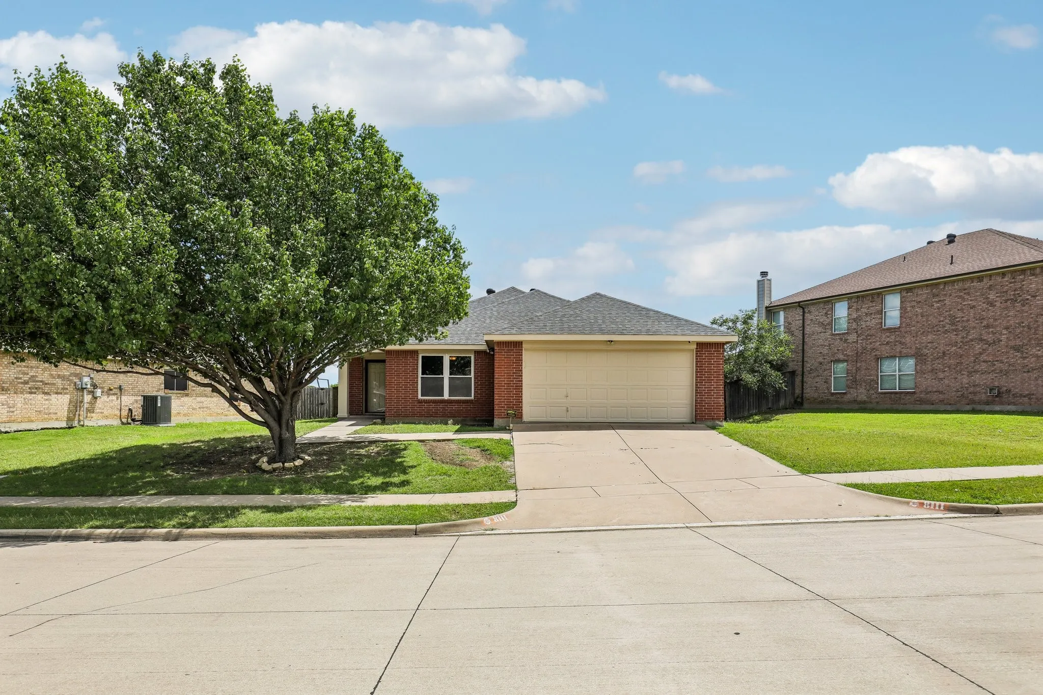 Single Family Residence For Sale in Tarrant County , 8111 Macgregor Drive, Arlington, Texas 76002, 3 Bedrooms, 2 Bathrooms, 2 Garage spaces, 1,528 Sqft, built in 2006, Price $315,000, mls#21289568, Real Estate Agent in Arlington, Homes For Sale in Tarrant county, Homes For Sale in Arlington, Realtor in Arlington Texas, Real Estate Brokerage Independent Realty Texas, Luminita Cordes Realtor