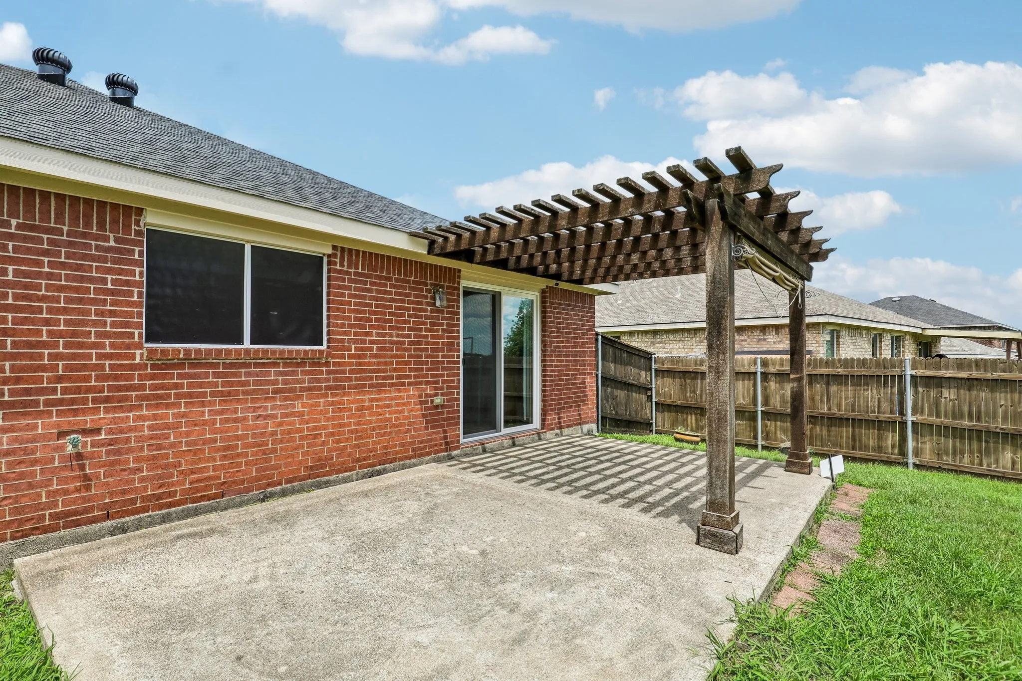 Single Family Residence For Sale in Tarrant County , 8111 Macgregor Drive, Arlington, Texas 76002, 3 Bedrooms, 2 Bathrooms, 2 Garage spaces, 1,528 Sqft, built in 2006, Price $315,000, mls#21289568, Real Estate Agent in Arlington, Homes For Sale in Tarrant county, Homes For Sale in Arlington, Realtor in Arlington Texas, Real Estate Brokerage Independent Realty Texas, Luminita Cordes Realtor