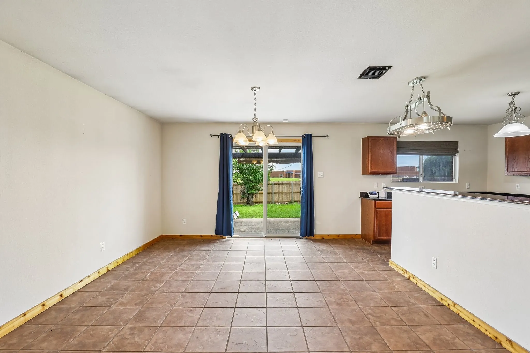Single Family Residence For Sale in Tarrant County , 8111 Macgregor Drive, Arlington, Texas 76002, 3 Bedrooms, 2 Bathrooms, 2 Garage spaces, 1,528 Sqft, built in 2006, Price $315,000, mls#21289568, Real Estate Agent in Arlington, Homes For Sale in Tarrant county, Homes For Sale in Arlington, Realtor in Arlington Texas, Real Estate Brokerage Independent Realty Texas, Luminita Cordes Realtor