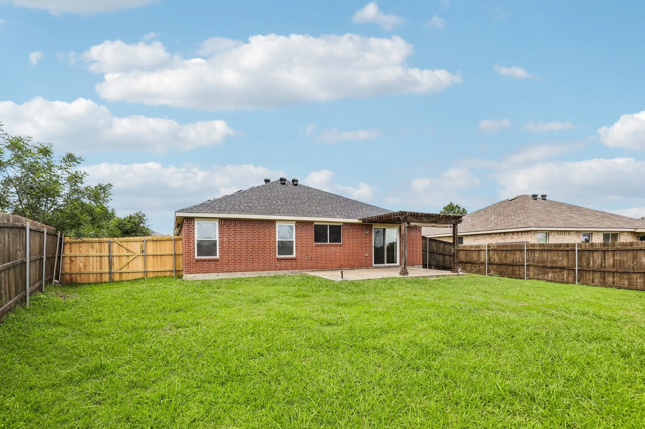Single Family Residence For Sale in Tarrant County , 8111 Macgregor Drive, Arlington, Texas 76002, 3 Bedrooms, 2 Bathrooms, 2 Garage spaces, 1,528 Sqft, built in 2006, Price $315,000, mls#21289568, Real Estate Agent in Arlington, Homes For Sale in Tarrant county, Homes For Sale in Arlington, Realtor in Arlington Texas, Real Estate Brokerage Independent Realty Texas, Luminita Cordes Realtor