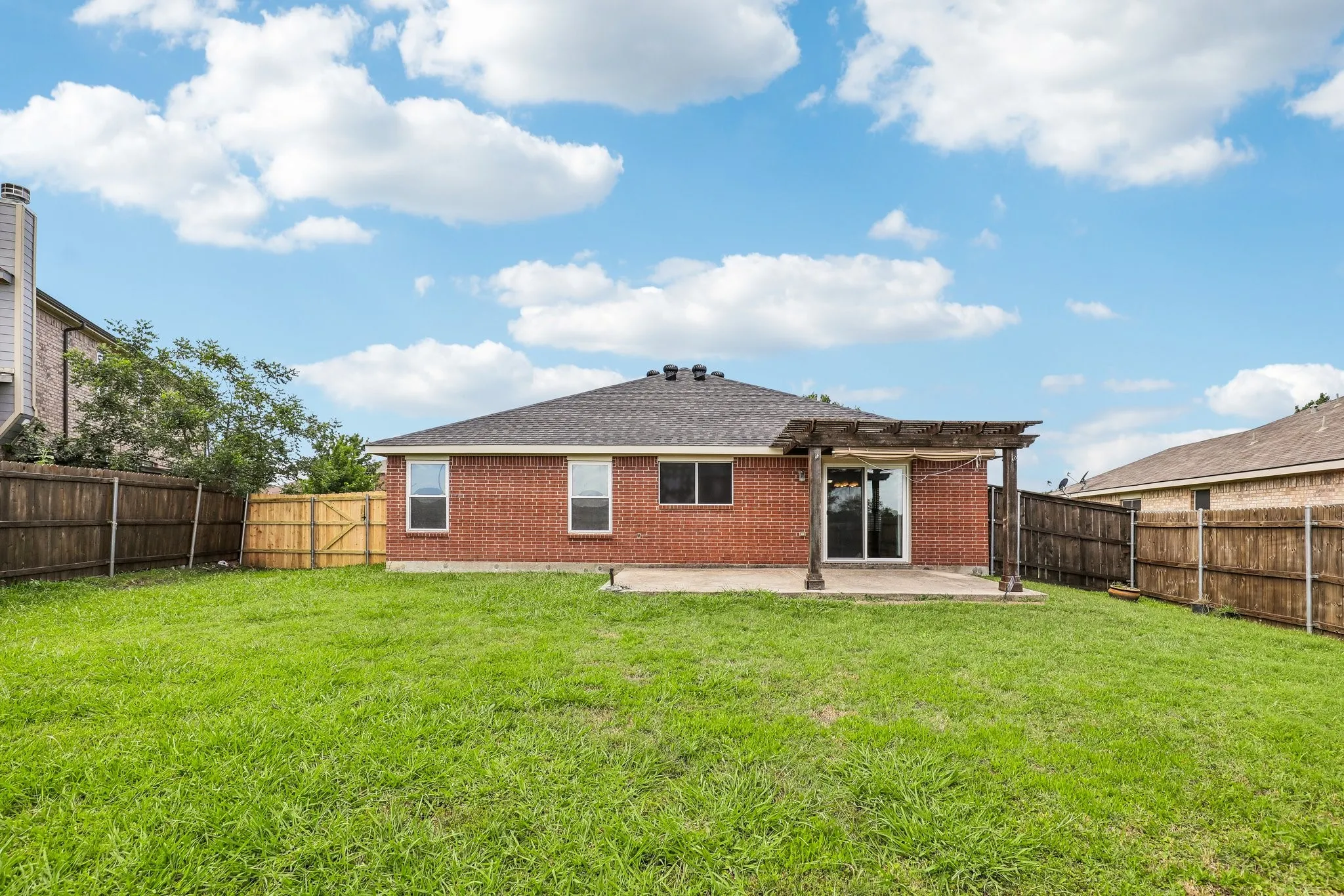 Single Family Residence For Sale in Tarrant County , 8111 Macgregor Drive, Arlington, Texas 76002, 3 Bedrooms, 2 Bathrooms, 2 Garage spaces, 1,528 Sqft, built in 2006, Price $315,000, mls#21289568, Real Estate Agent in Arlington, Homes For Sale in Tarrant county, Homes For Sale in Arlington, Realtor in Arlington Texas, Real Estate Brokerage Independent Realty Texas, Luminita Cordes Realtor