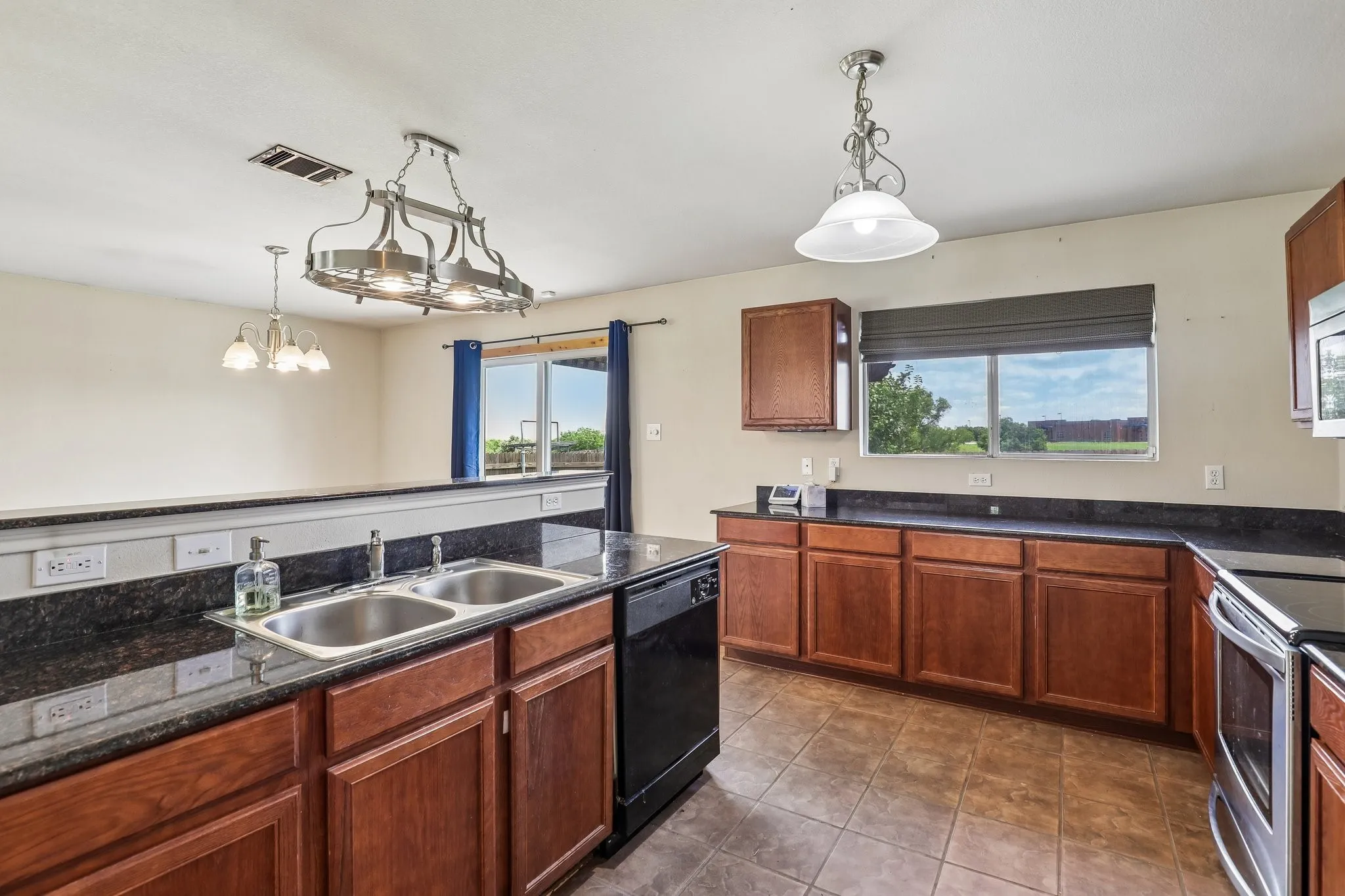 Single Family Residence For Sale in Tarrant County , 8111 Macgregor Drive, Arlington, Texas 76002, 3 Bedrooms, 2 Bathrooms, 2 Garage spaces, 1,528 Sqft, built in 2006, Price $315,000, mls#21289568, Real Estate Agent in Arlington, Homes For Sale in Tarrant county, Homes For Sale in Arlington, Realtor in Arlington Texas, Real Estate Brokerage Independent Realty Texas, Luminita Cordes Realtor