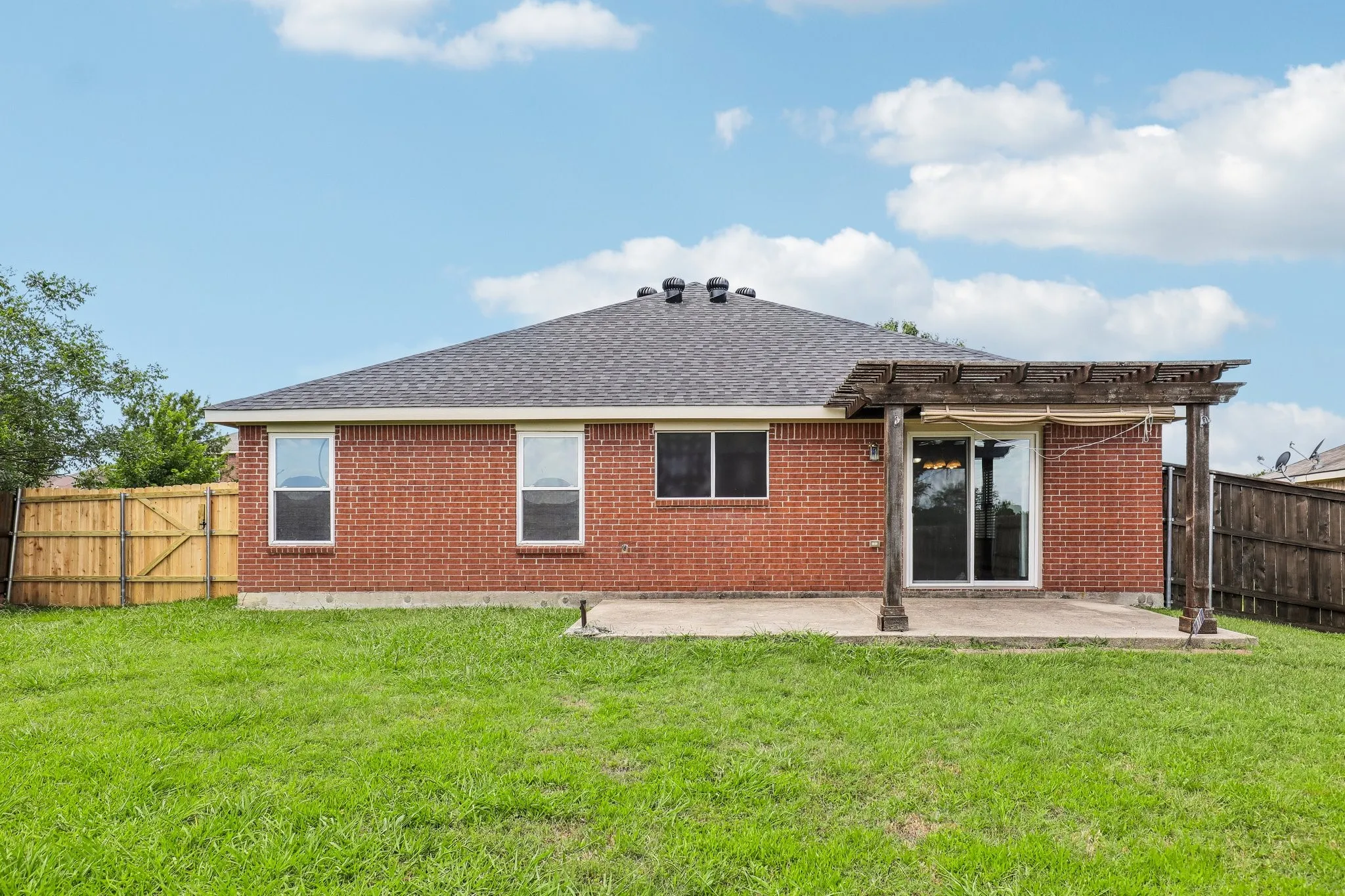 Single Family Residence For Sale in Tarrant County , 8111 Macgregor Drive, Arlington, Texas 76002, 3 Bedrooms, 2 Bathrooms, 2 Garage spaces, 1,528 Sqft, built in 2006, Price $315,000, mls#21289568, Real Estate Agent in Arlington, Homes For Sale in Tarrant county, Homes For Sale in Arlington, Realtor in Arlington Texas, Real Estate Brokerage Independent Realty Texas, Luminita Cordes Realtor
