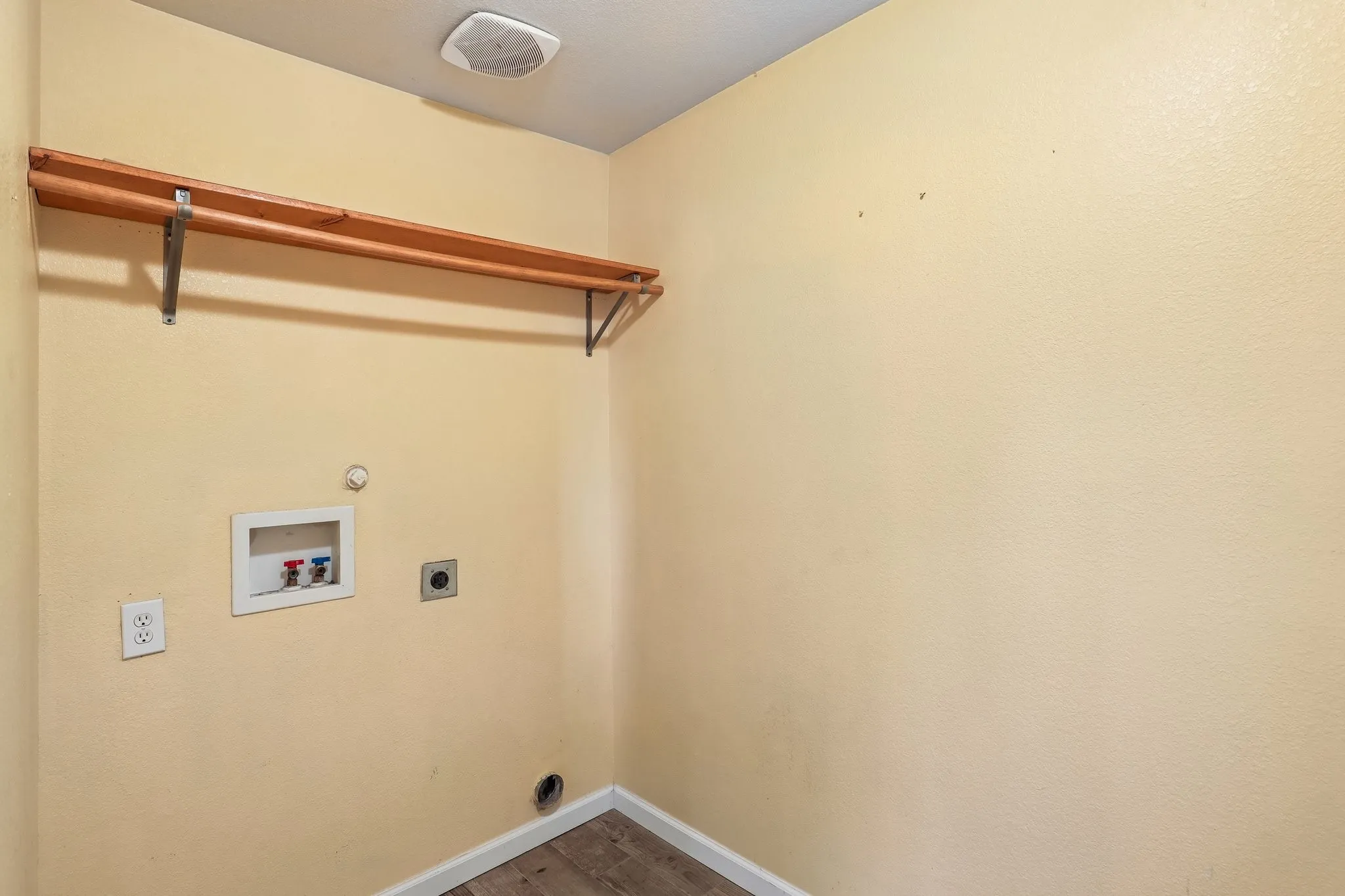 Single Family Residence For Sale in Tarrant County , 8111 Macgregor Drive, Arlington, Texas 76002, 3 Bedrooms, 2 Bathrooms, 2 Garage spaces, 1,528 Sqft, built in 2006, Price $315,000, mls#21289568, Real Estate Agent in Arlington, Homes For Sale in Tarrant county, Homes For Sale in Arlington, Realtor in Arlington Texas, Real Estate Brokerage Independent Realty Texas, Luminita Cordes Realtor