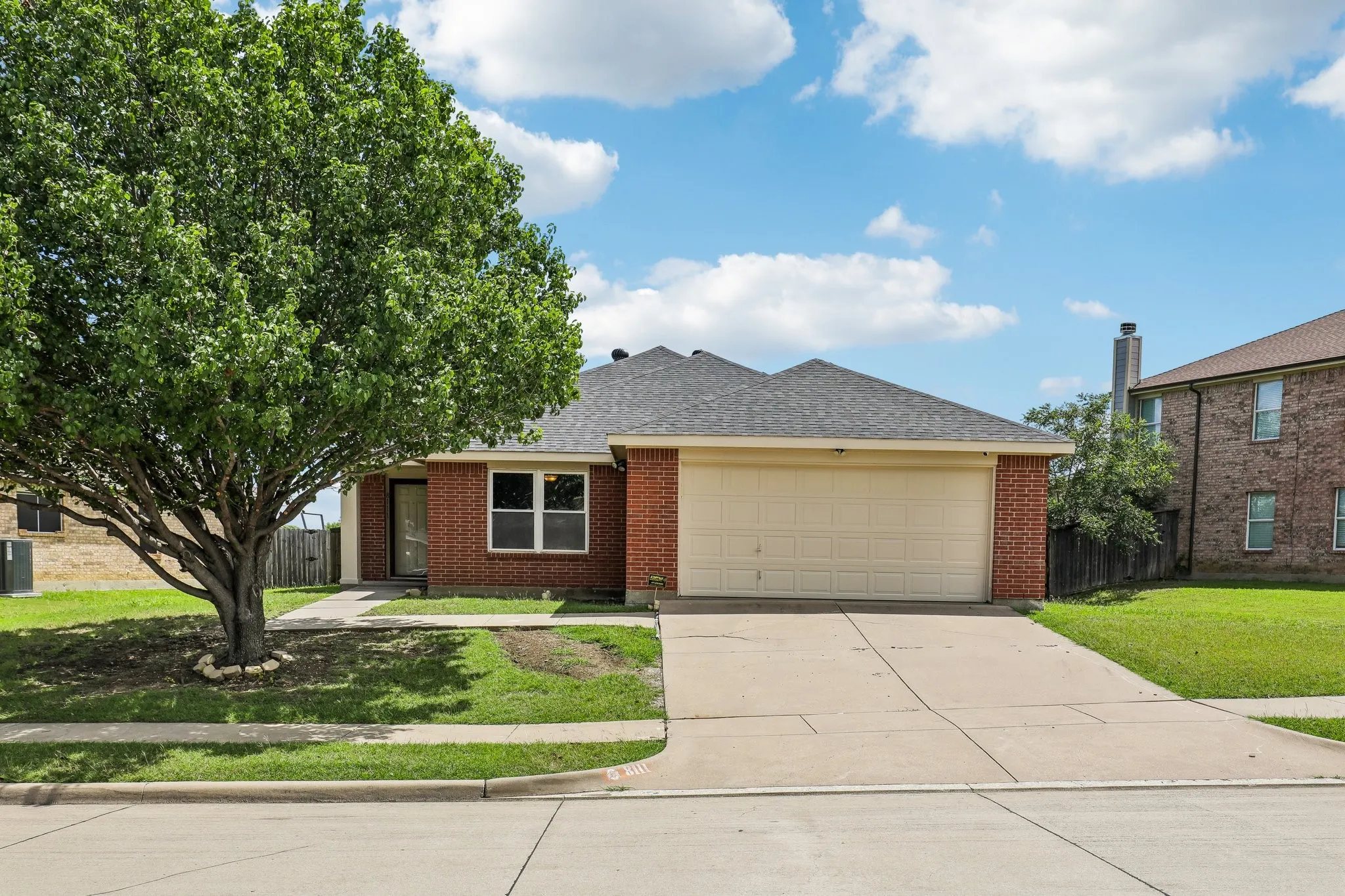 Single Family Residence For Sale in Tarrant County , 8111 Macgregor Drive, Arlington, Texas 76002, 3 Bedrooms, 2 Bathrooms, 2 Garage spaces, 1,528 Sqft, built in 2006, Price $315,000, mls#21289568, Real Estate Agent in Arlington, Homes For Sale in Tarrant county, Homes For Sale in Arlington, Realtor in Arlington Texas, Real Estate Brokerage Independent Realty Texas, Luminita Cordes Realtor